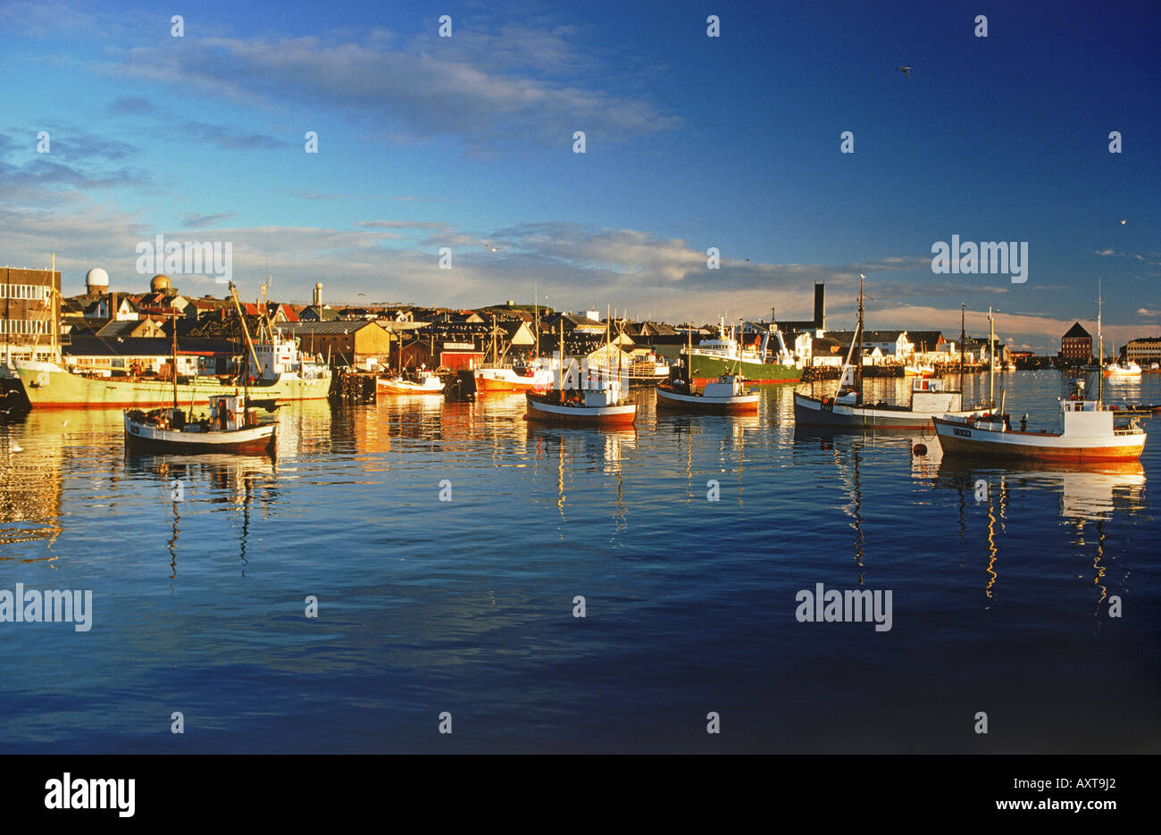 Angelboote/Fischerboote im Hafen von Vard Insel reflektieren Mitternachtssonne in Nordnorwegen über dem Polarkreis Stockfoto