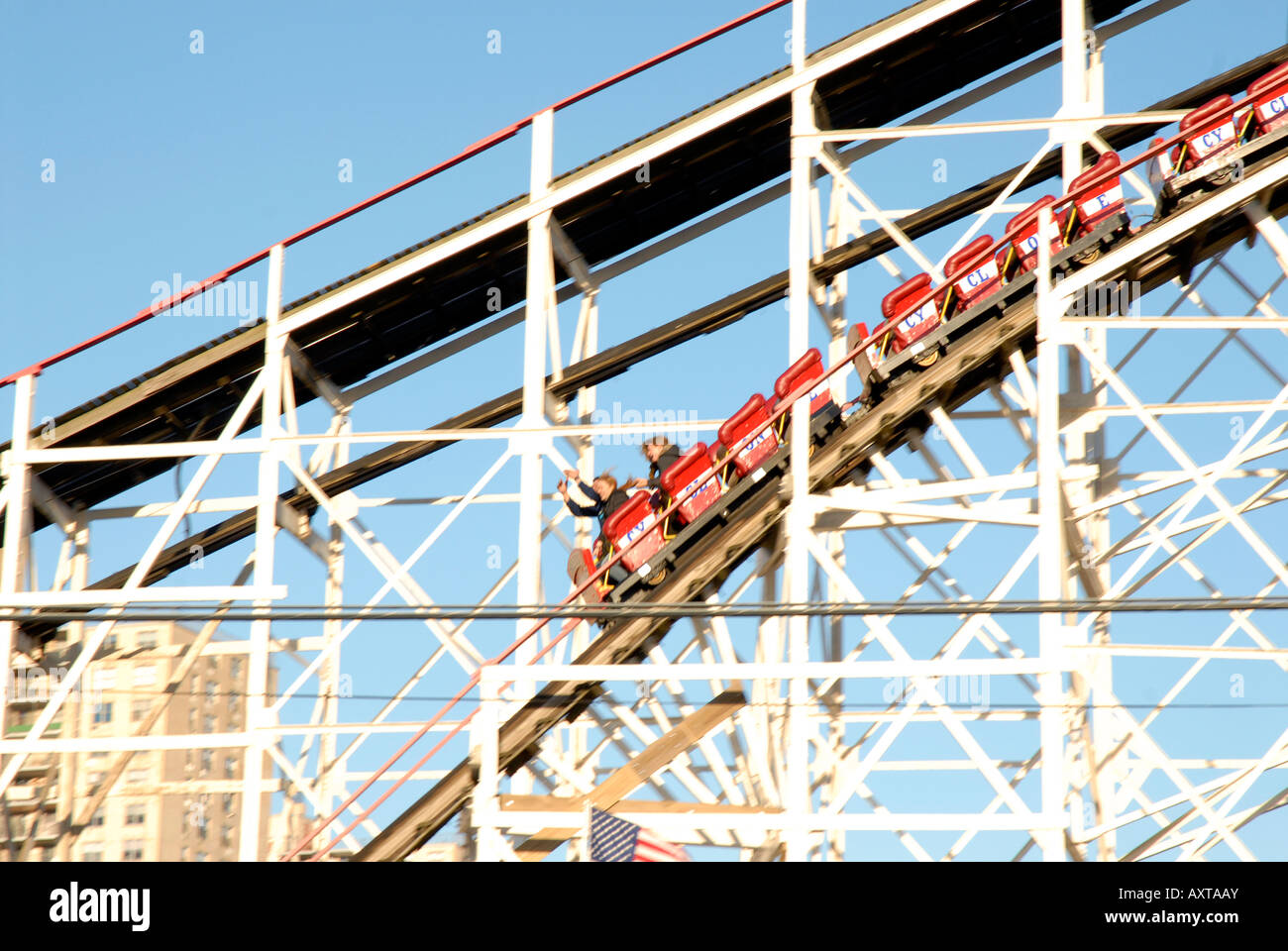 Zyklon Rollercoaster Coney Island Brooklyn New York Freizeitpark Achterbahn abwärts Spannung Spaß Down Hill Stockfoto