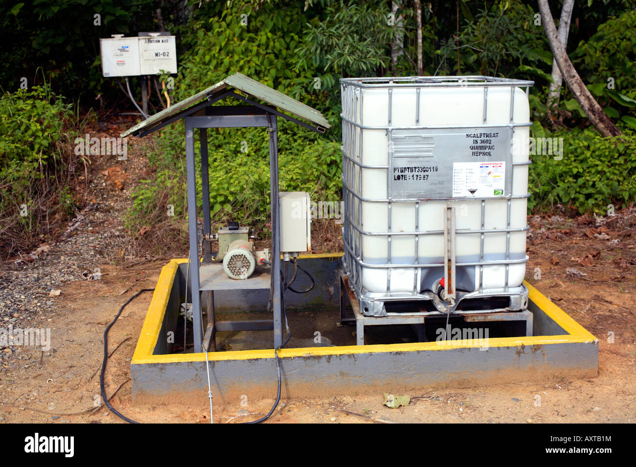Chemischer Injektor neben einer Ölquelle-Plattform im ecuadorianischen Amazonasgebiet Stockfoto