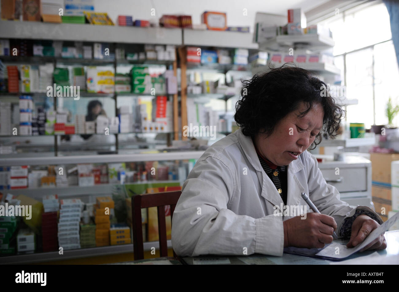 A staff at the pharmacy of a state-owned hospital in a town, Hebei province, China. 27-Mar-2008 Stockfoto