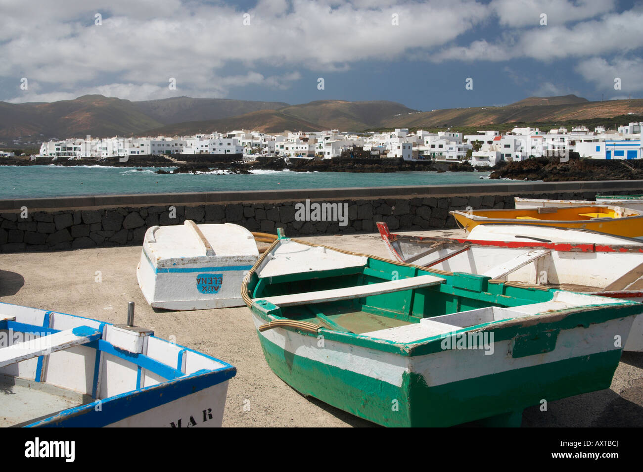Kleine Fischerboote in der Nähe von Punta Mujeres an der nordöstlichen Küste von Lanzarote auf den Kanarischen Inseln. Stockfoto