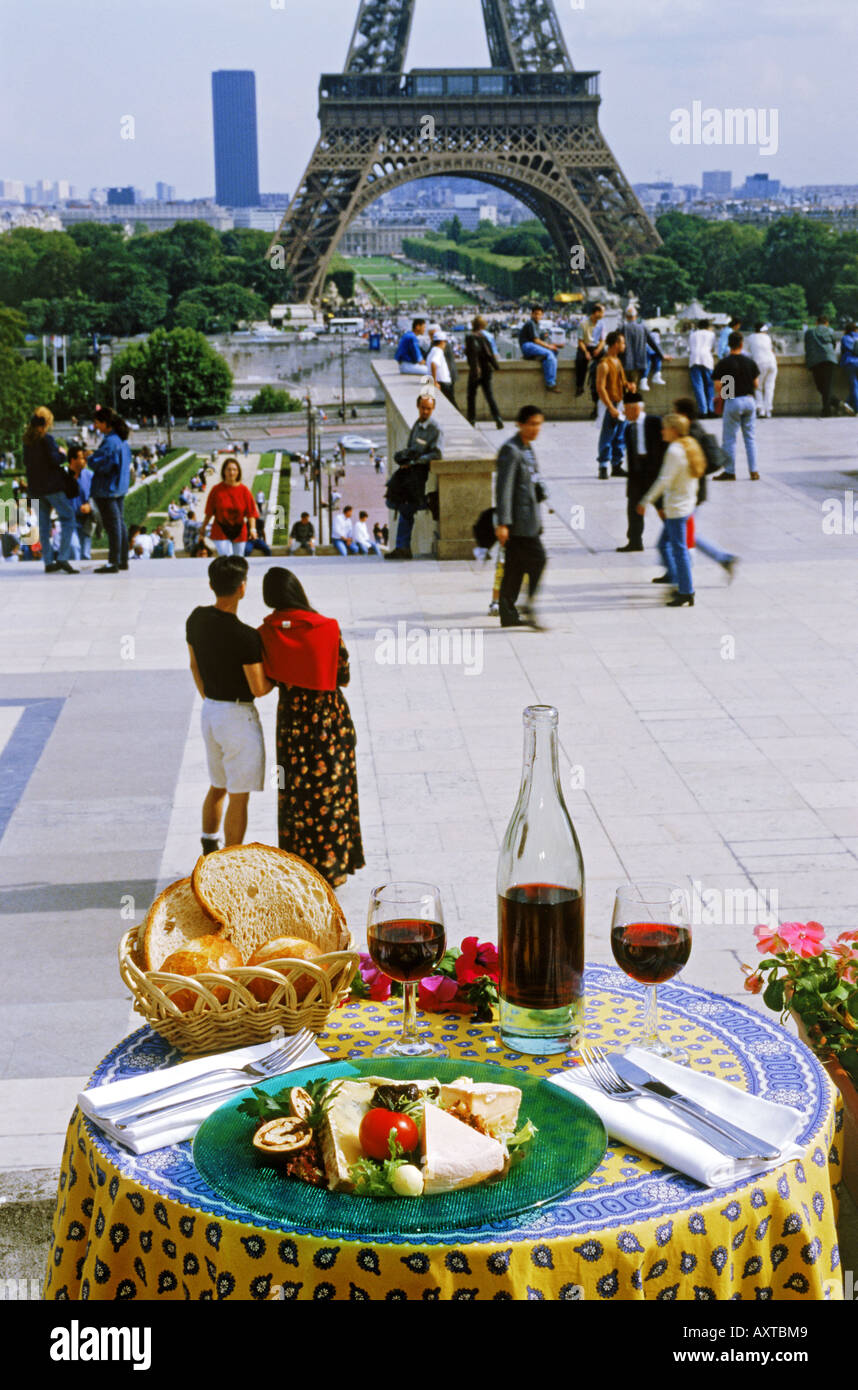 Französischer Wein, Käse, Brot und Tischdecke im Trocadero Restaurant mit Eiffelturm und Touristen auf der Durchreise Stockfoto