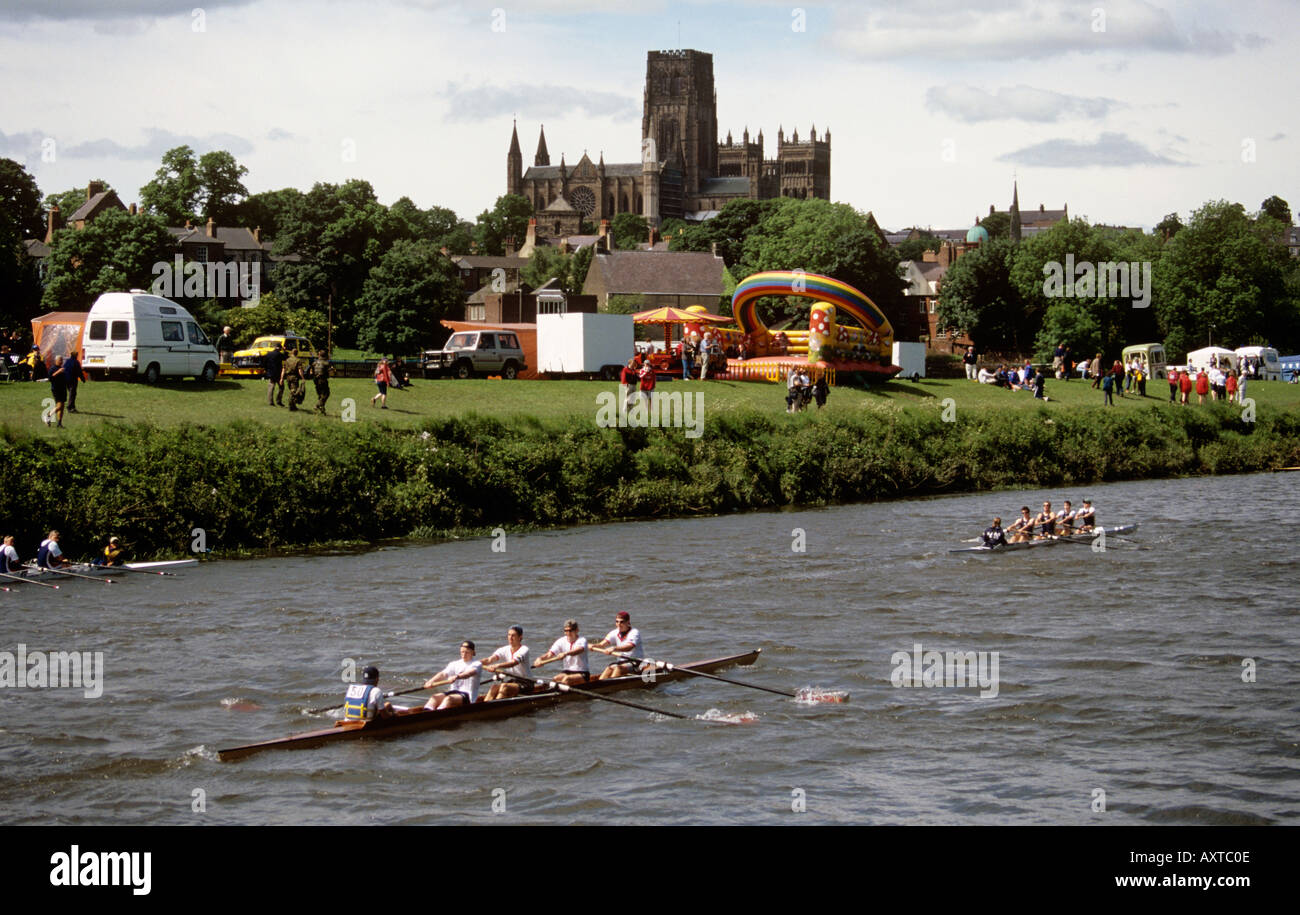 Ruderer auf dem Fluss tragen Durham UK Stockfoto