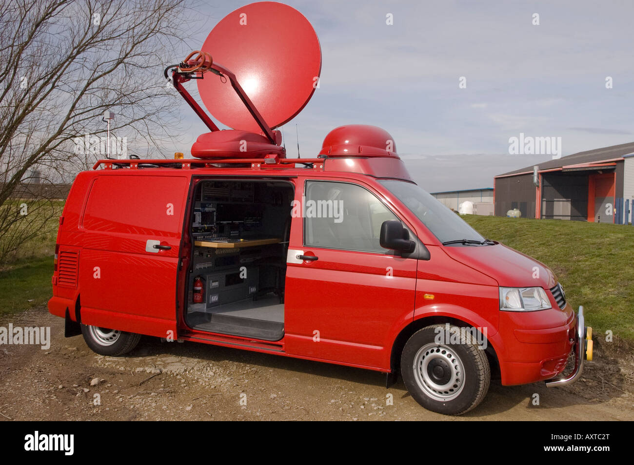 Volkswagen-Satelliten-LKW außerhalb der Fabrik der Integratoren Megahertz Broadcast Systems Ltd angezeigt Stockfoto