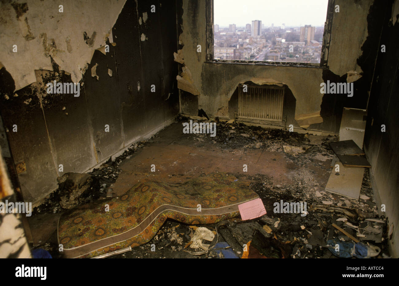 Ausgebrannte Wohnung in einem Turmblock in einem stadthaus in Hackney East London Wohnung zerstört von schlechten Pächtern, die alles in Brand setzten. 1990er Jahre Großbritannien Stockfoto