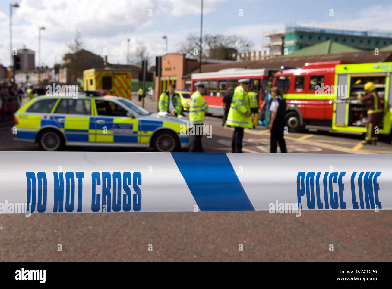 Polizisten und Cordon unterzeichnen am Unfallort einen Verkehrsunfall (RTA), Hounslow, Middlesex, UK. 30. März 2008. Stockfoto