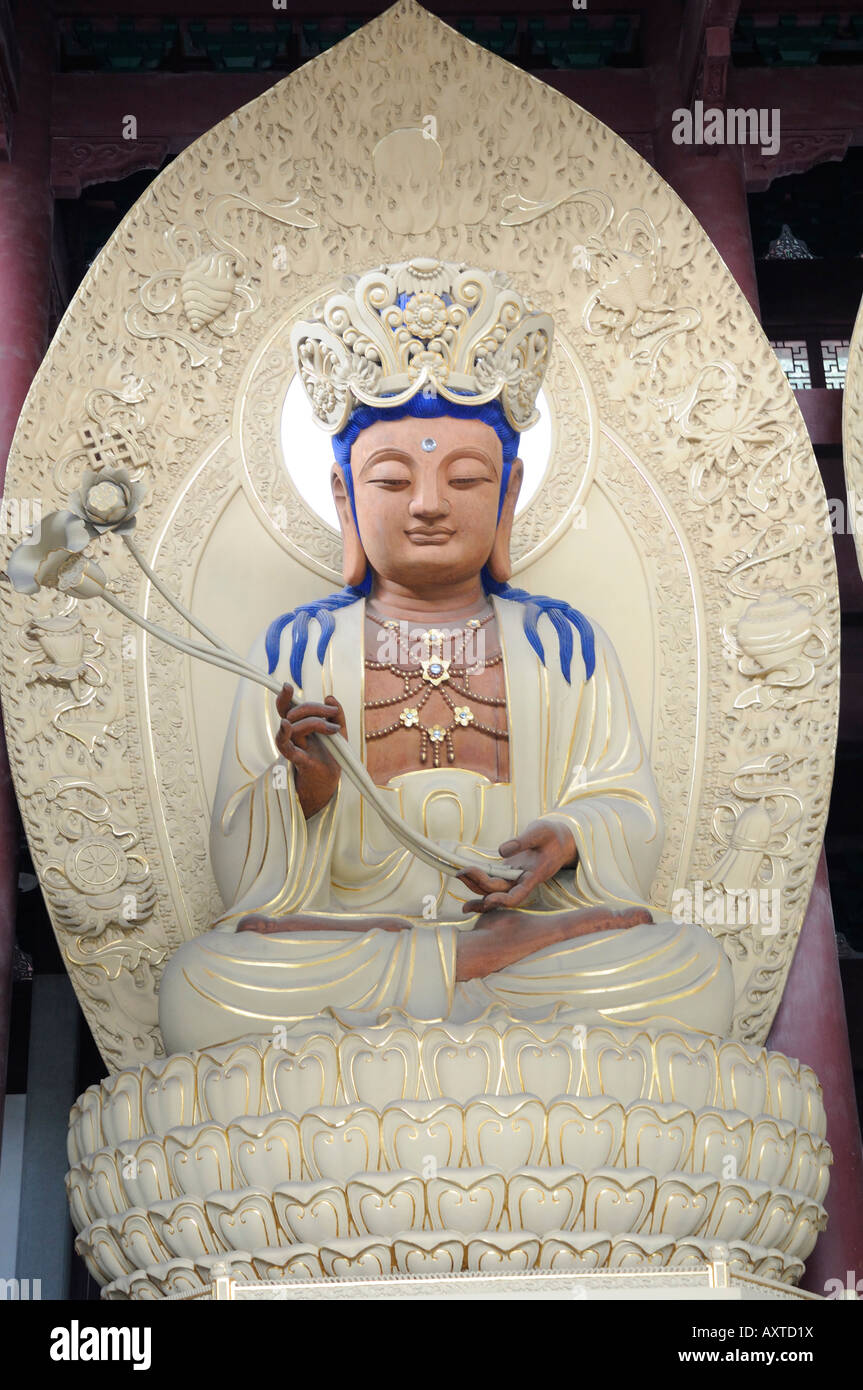 Avatamsaka Halle beherbergt Statuen der drei Weisen des Avatamsaka Sutra. Dieses ist (glaube ich) Shakyamuni. Stockfoto