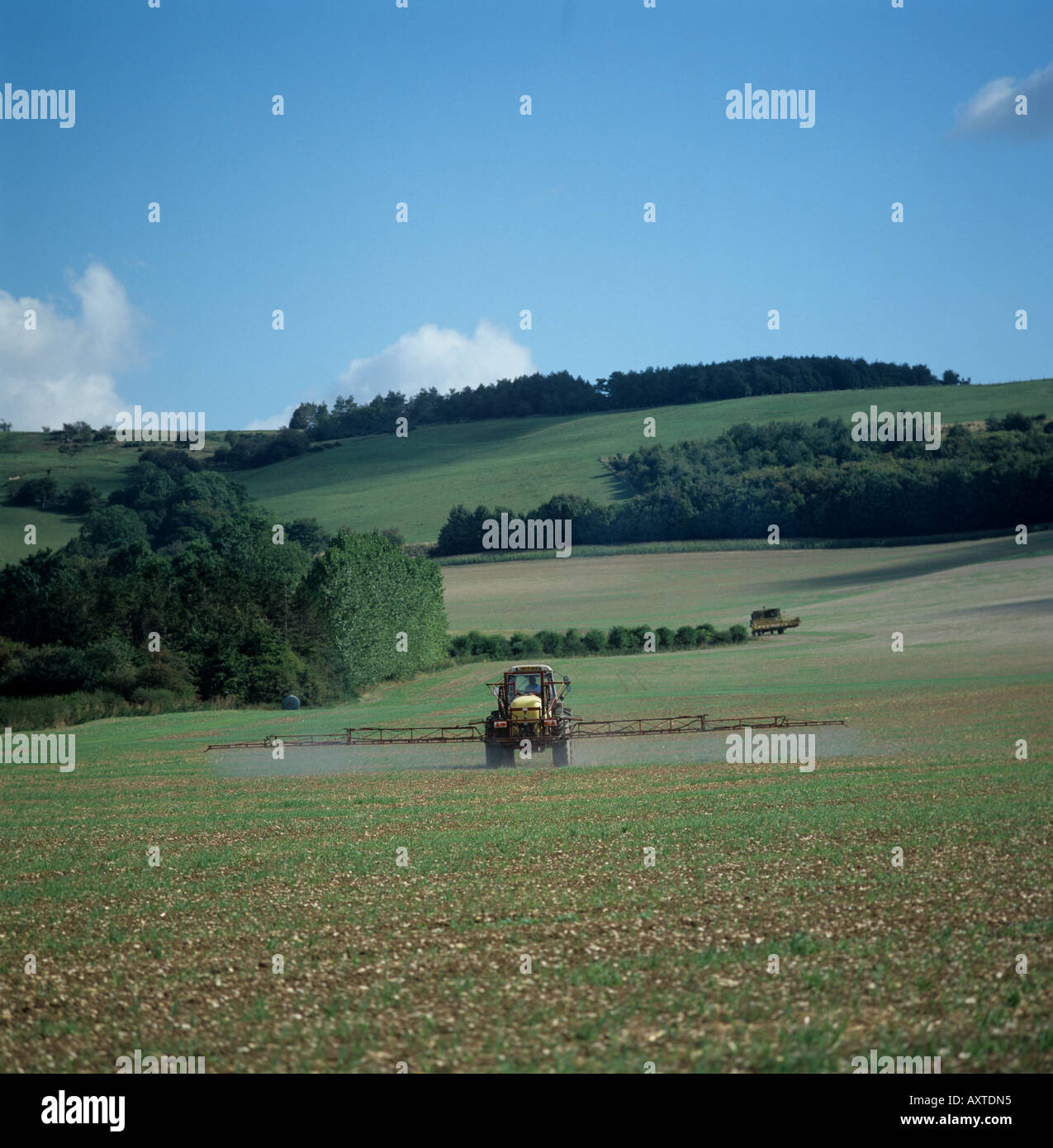Traktor mit Hardi Feldspritze Abspritzende einjährigen Unkräutern Freiwilligen Getreide nach Anbau Stockfoto