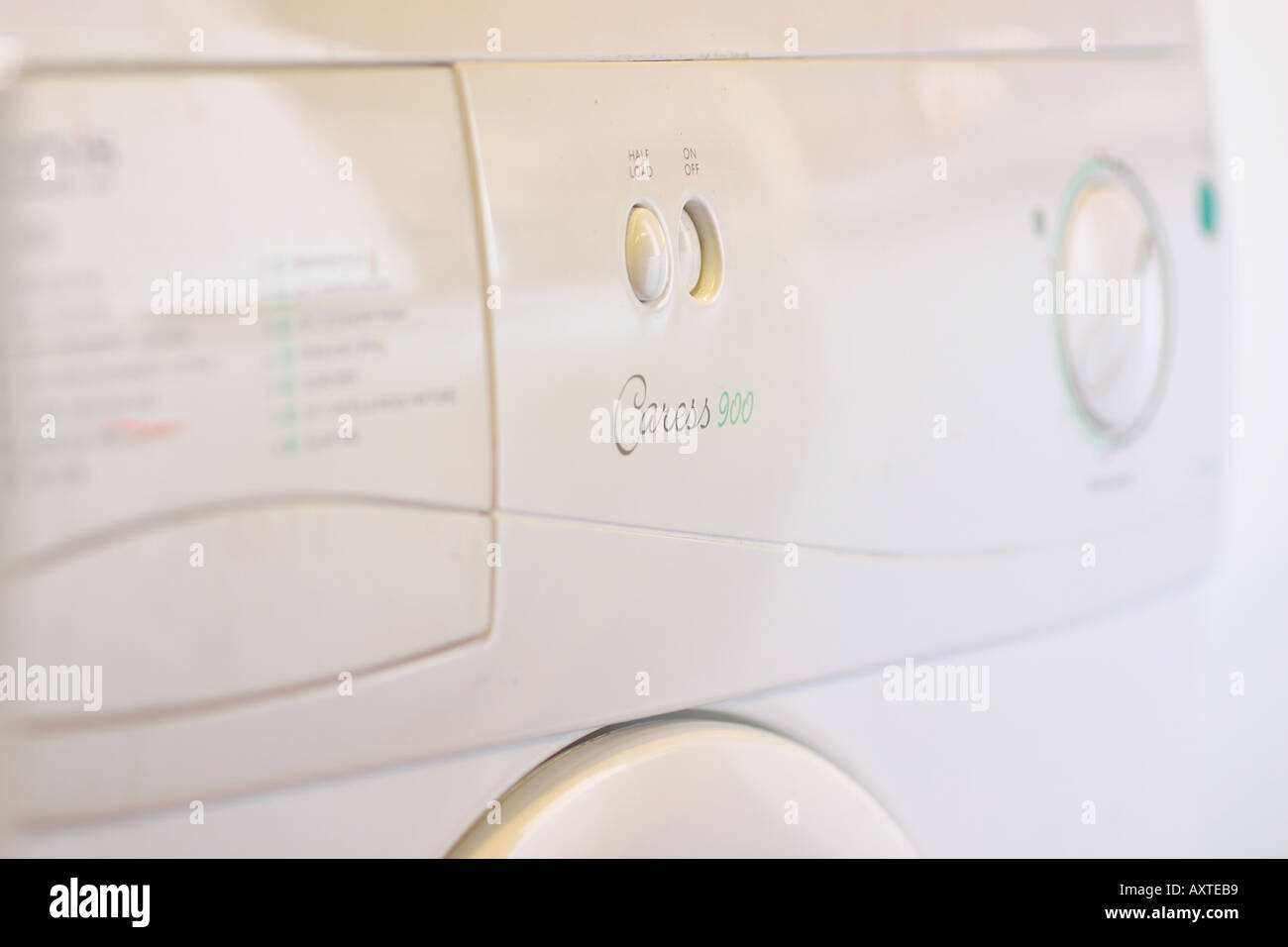 Vorderseite einer Haushaltswaschmaschine Stockfoto