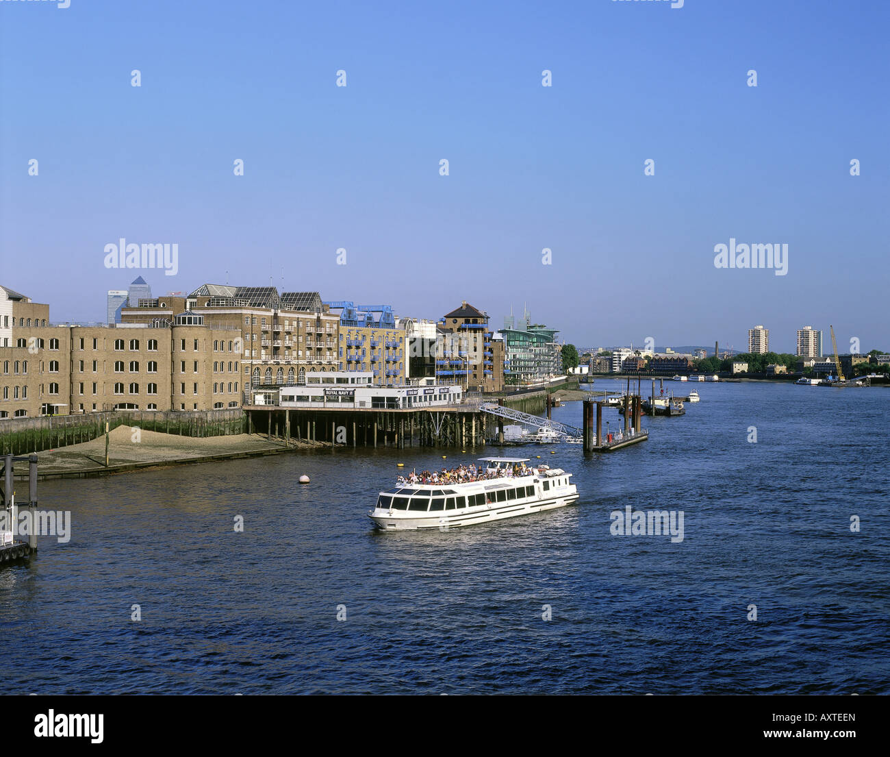 Geographie/Reisen, Großbritannien, England, London, Stadt/Stadtansichten, Blick von der Themse gegenüber der Canary Wharf Tower, Additional-Rights - Clearance-Info - Not-Available Stockfoto