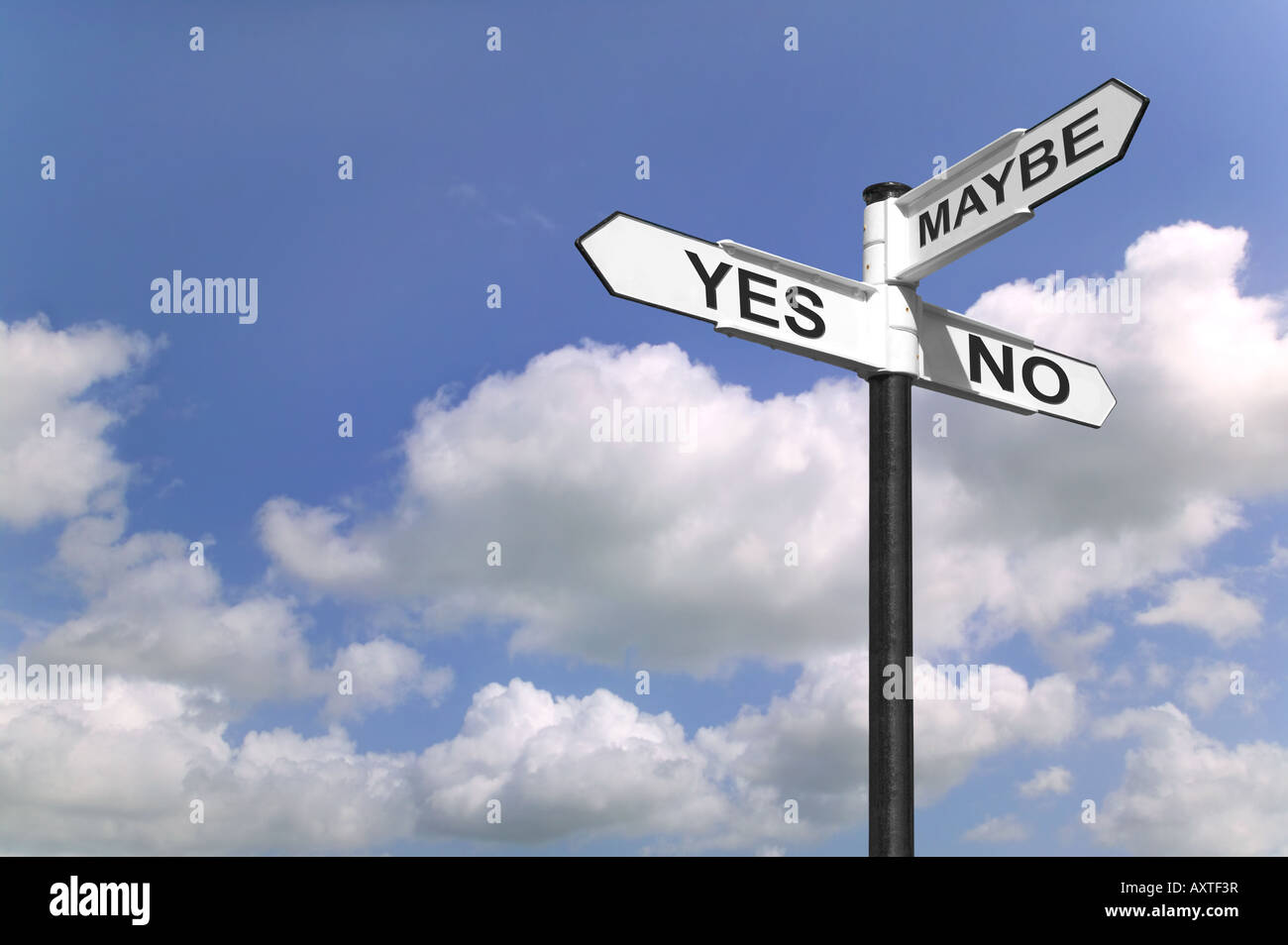 Konzept-Bild ein Wegweiser mit Ja Nein oder vielleicht gegen einen blauen Wolkenhimmel Stockfoto