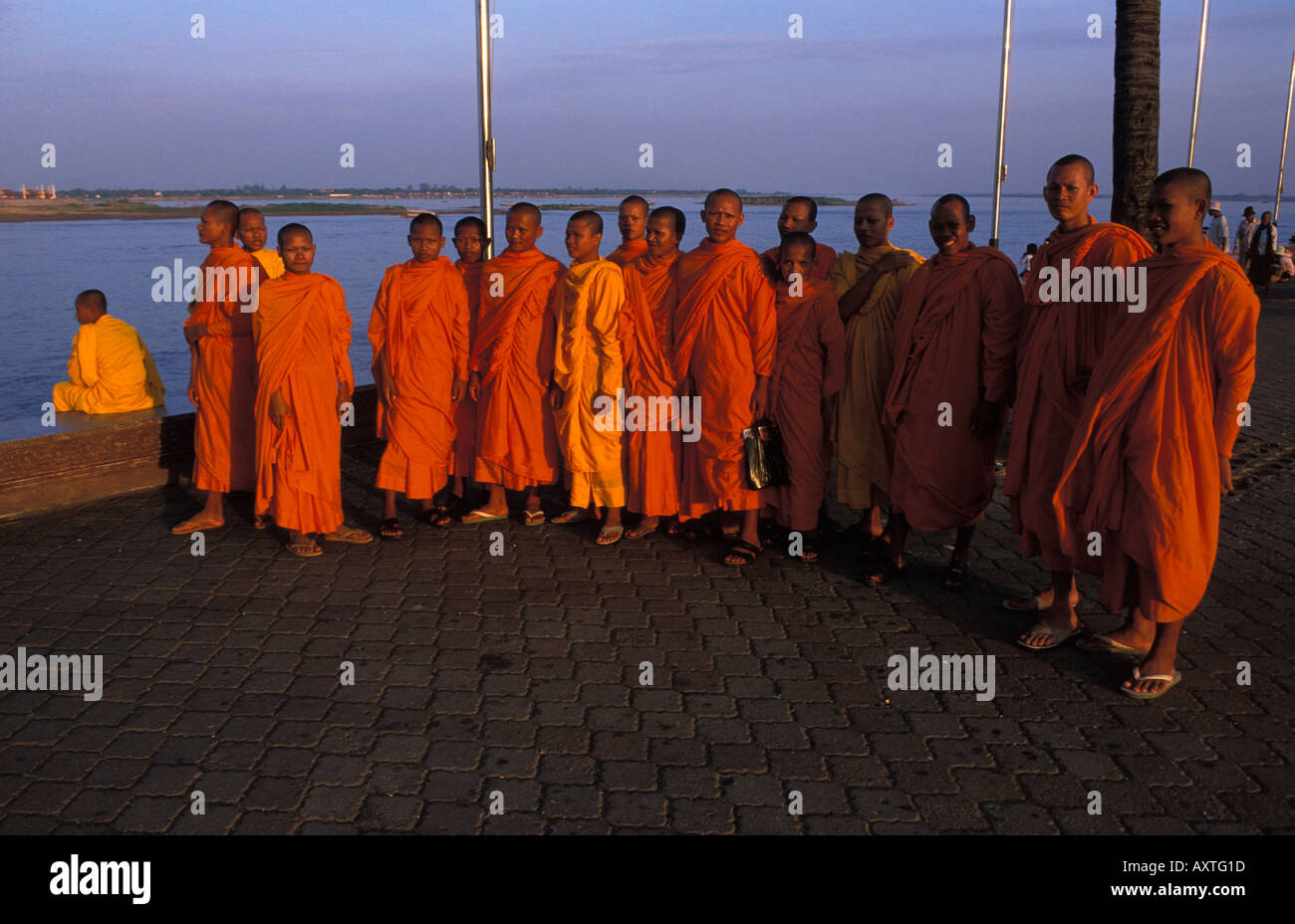 Phnom Penh eine Gruppe von Mönchen am Sisowath Quay die Flüsse Mekong und Tonle Sap treffen Stockfoto