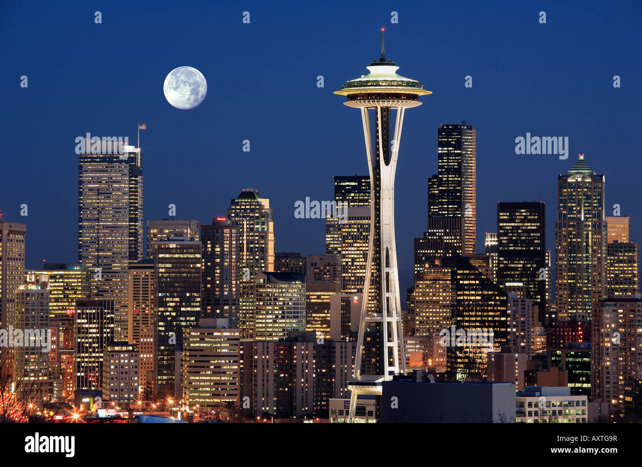 Skyline von Seattle aus Kerry Park mit Vollmond Stockfoto