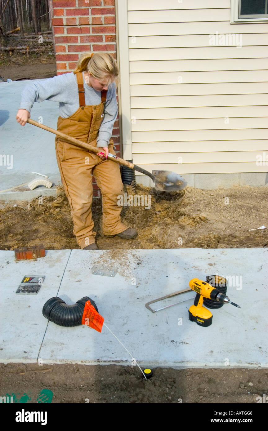 Weibliche Handarbeit in einem Landschaftsbau Job zu tun Stockfoto