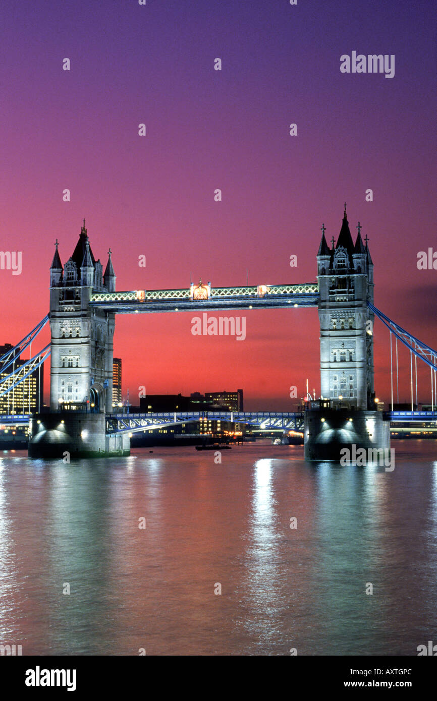 London Tower Bridge über die Themse in der Abenddämmerung Stockfoto