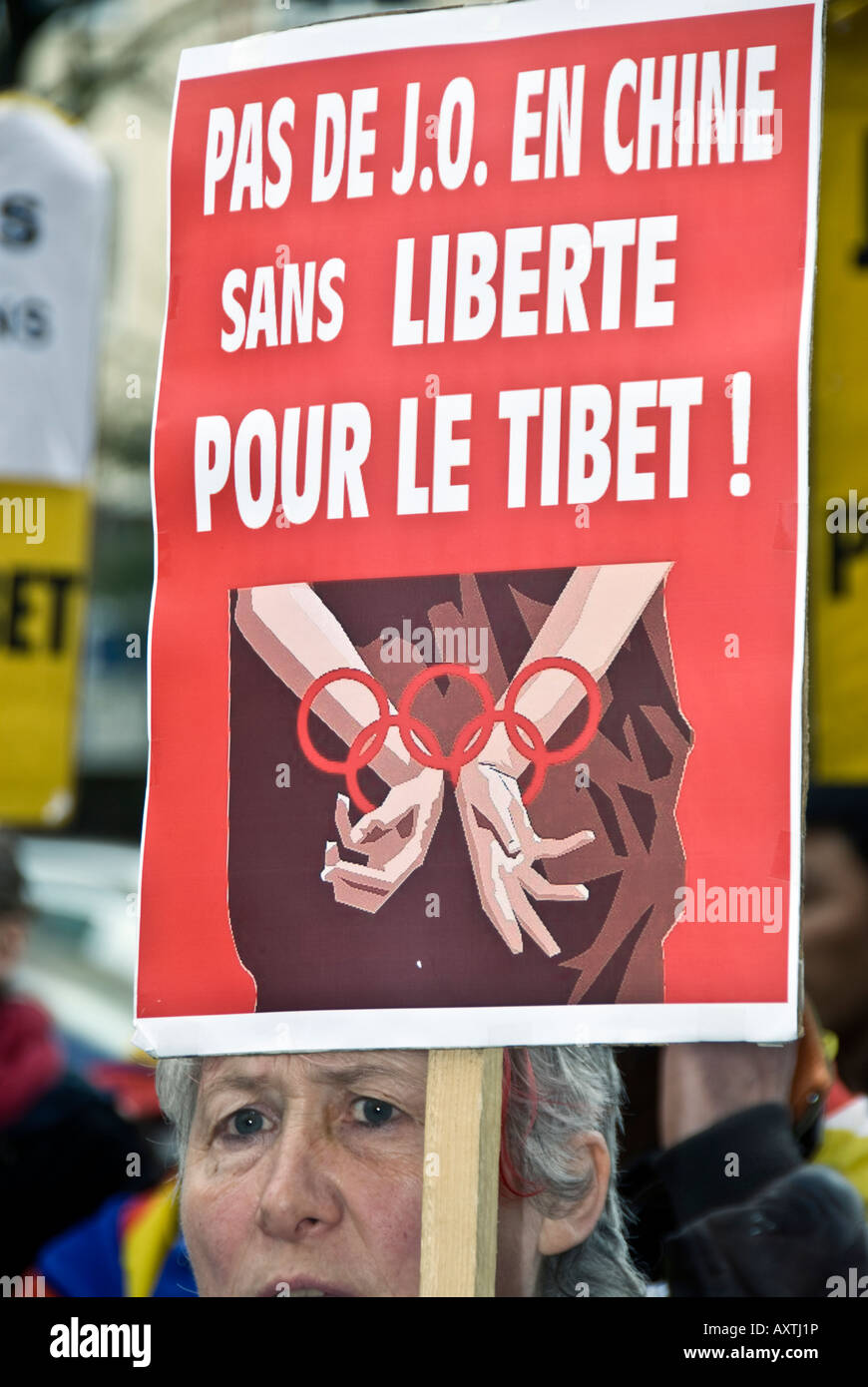 Paris FRANKREICH, Tibet Demonstration tibetischer Einwanderer "globaler Tag für Tibet" Frau Französisch Unterschrift Protest gegen china Stockfoto