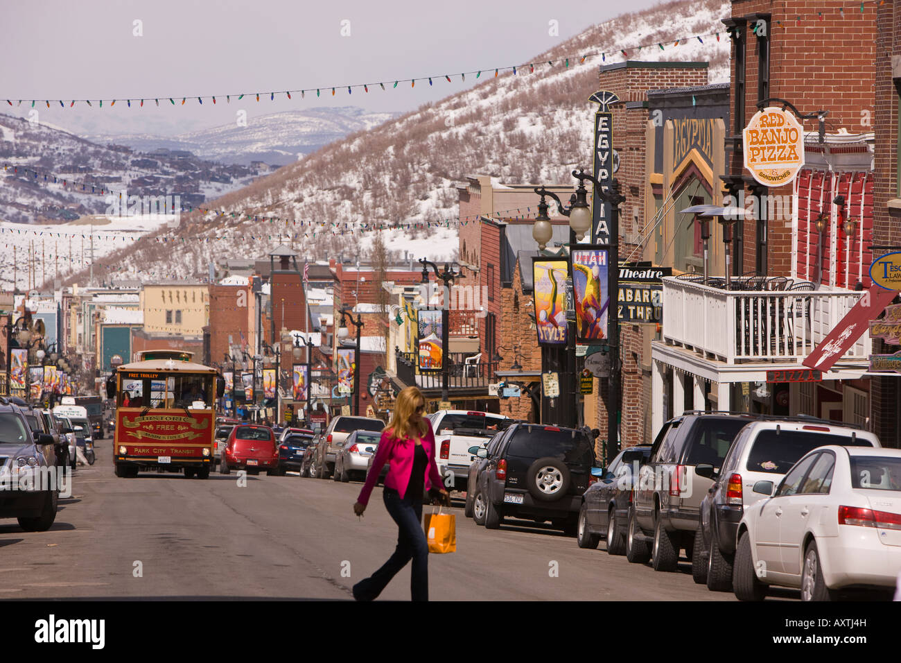 PARK CITY UTAH USA Trolley auf der Main Street. Frau überquert Straße Stockfoto