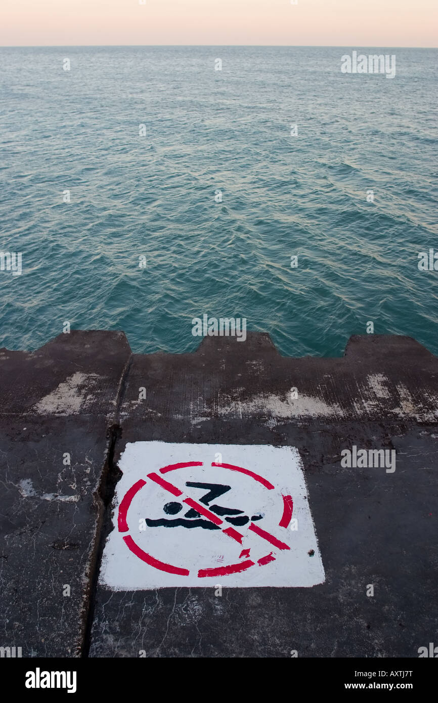A nicht schwimmen Schild gemalt auf den Weg rund um den Lake Michigan. Stockfoto