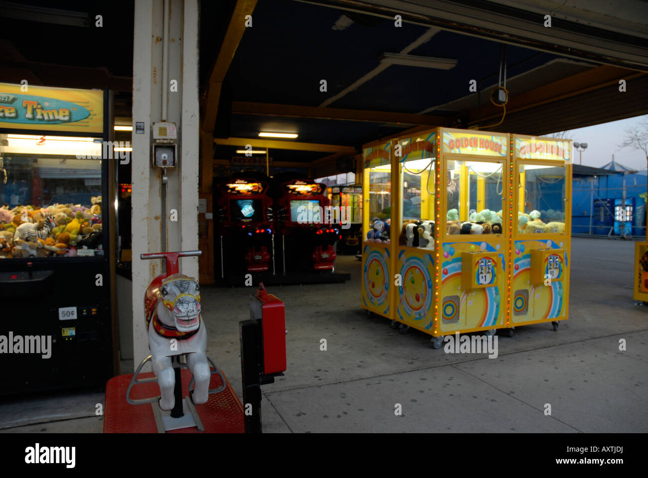 Coney Island Arcade, Brooklyn, New York Freizeitpark an Twilight Video Spiele Spielzeug Stockfoto
