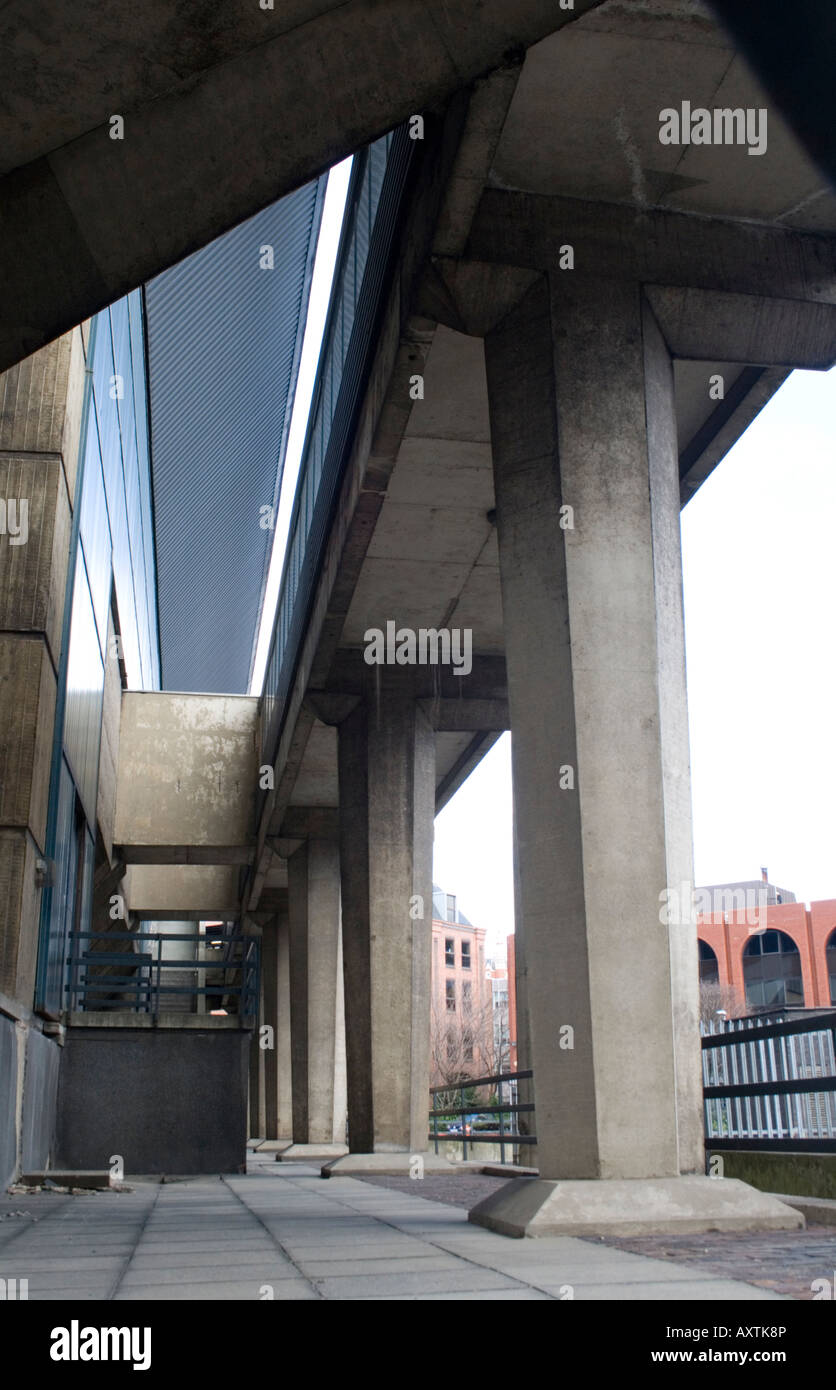 Außen am Leeds International zeigt kantige Beton stützen Stockfoto