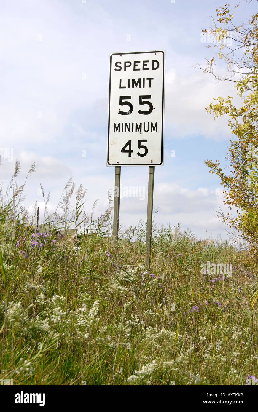 Verkehrszeichen auf der interstate Autobahn, die maximalen und minimalen Geschwindigkeitsbegrenzungen auf dasselbe Vorzeichen Stockfoto