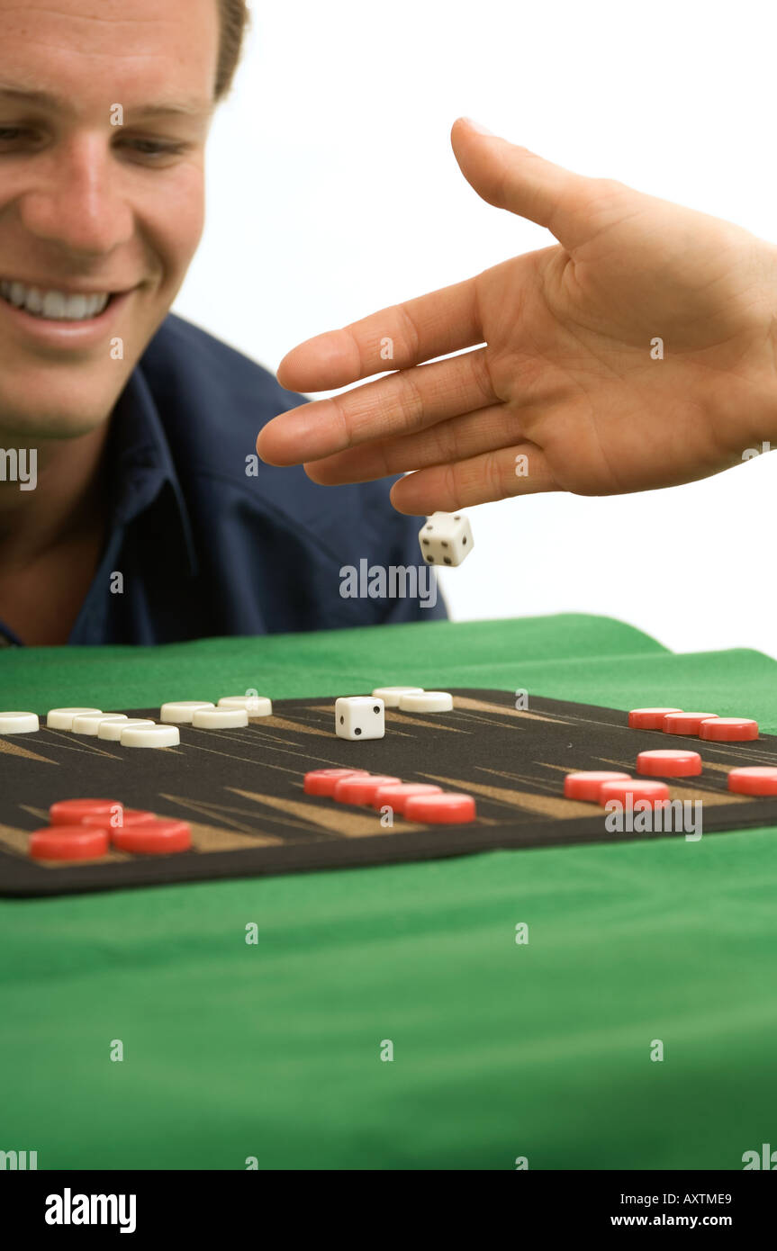 Extreme Nahaufnahme eines Mannes spielen Dame. Stockfoto