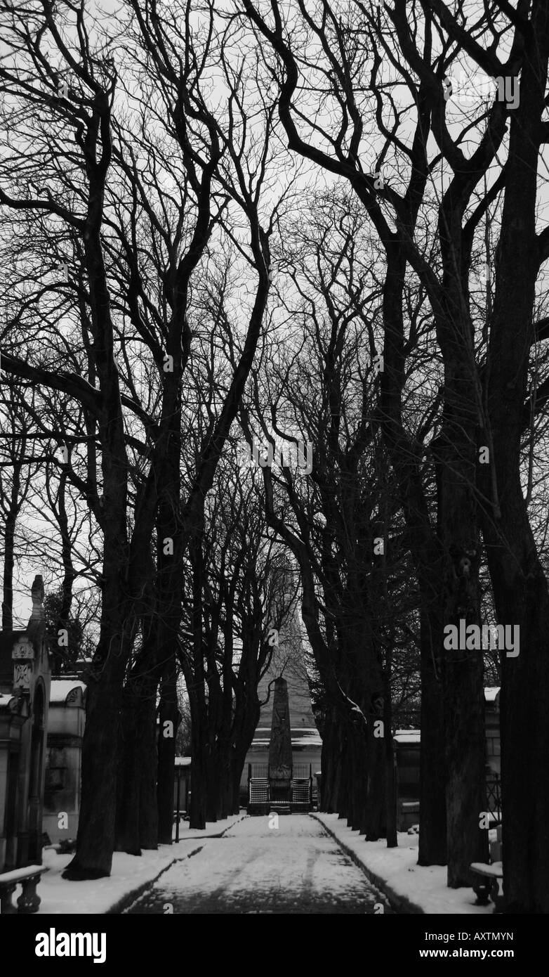 Ein verschneiter Tag spaziert man viele Alleen im Friedhof Père Lachaise in Paris Frankreich Stockfoto