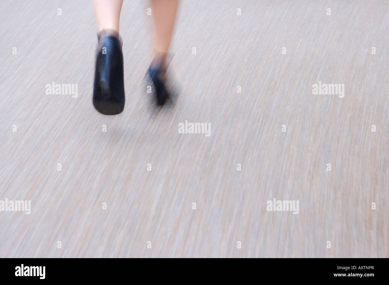 Füße der Frau zu Fuß auf der Straße Stockfoto