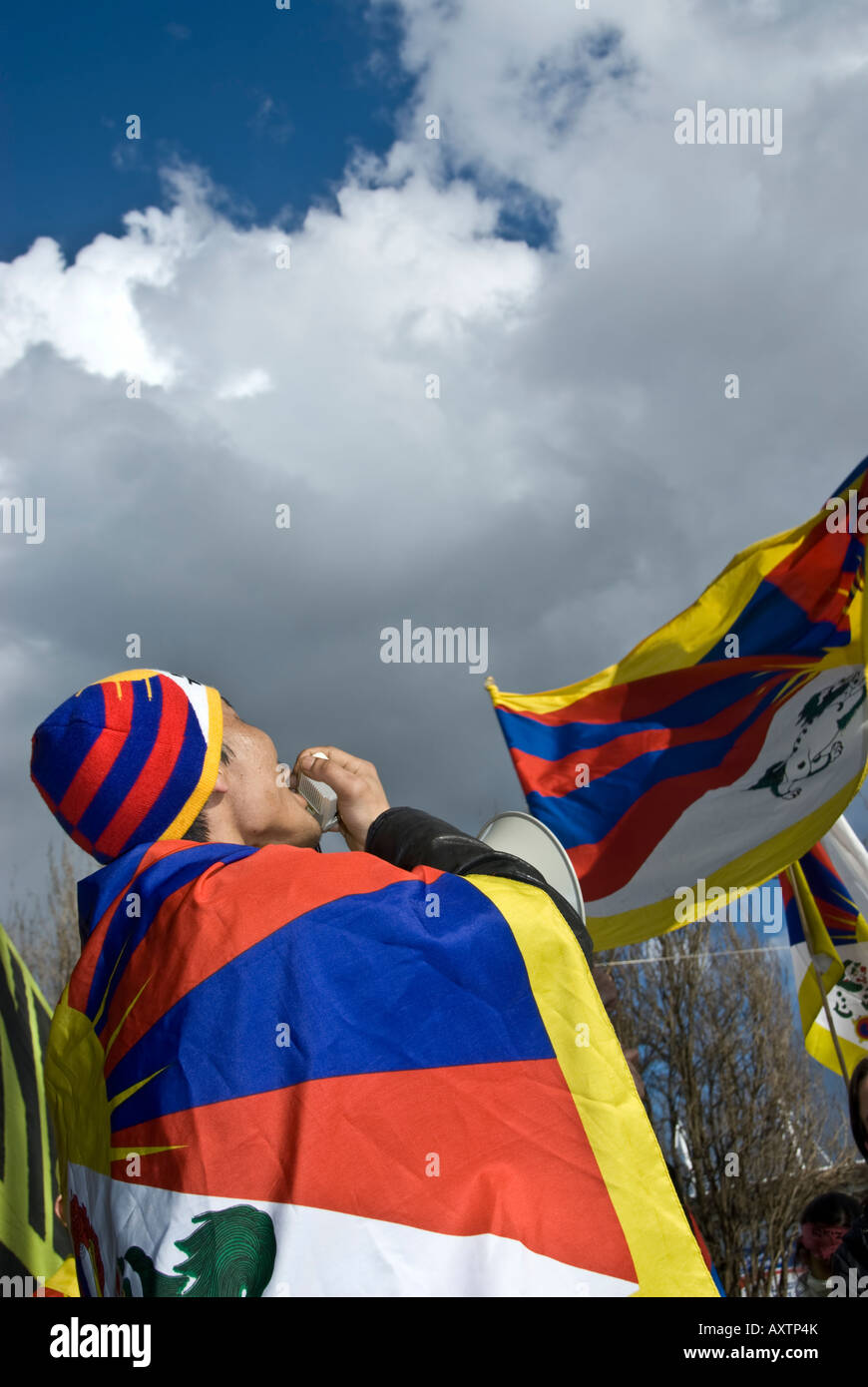 Paris FRA-NCE, Tibet Unabhängigkeit Demonstration von tibetischen Einwanderer "Tag für Tibet" riefen Parolen im Megaphon auf Straße Stockfoto