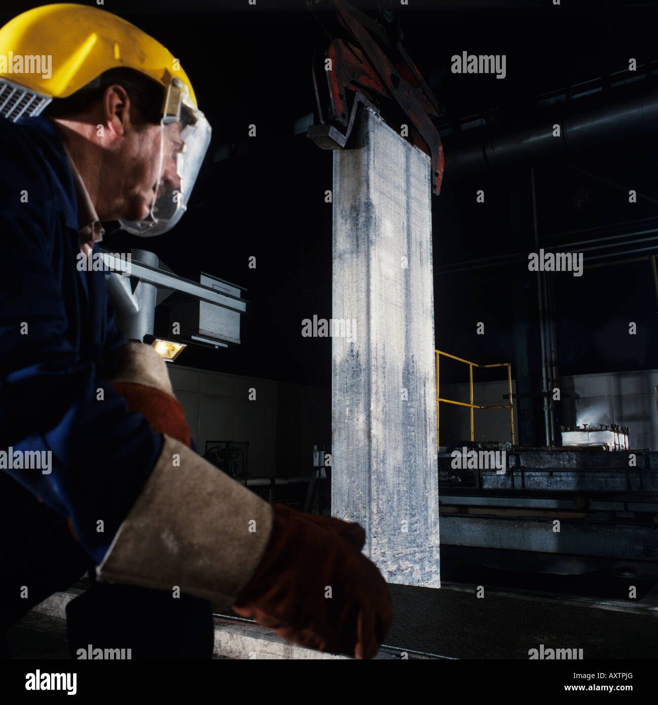 Aluminium-Lithium-Billet vom Ofen entfernt wird, vor der Weiterverarbeitung für den Einsatz in Luft-und Raumfahrt Stockfoto