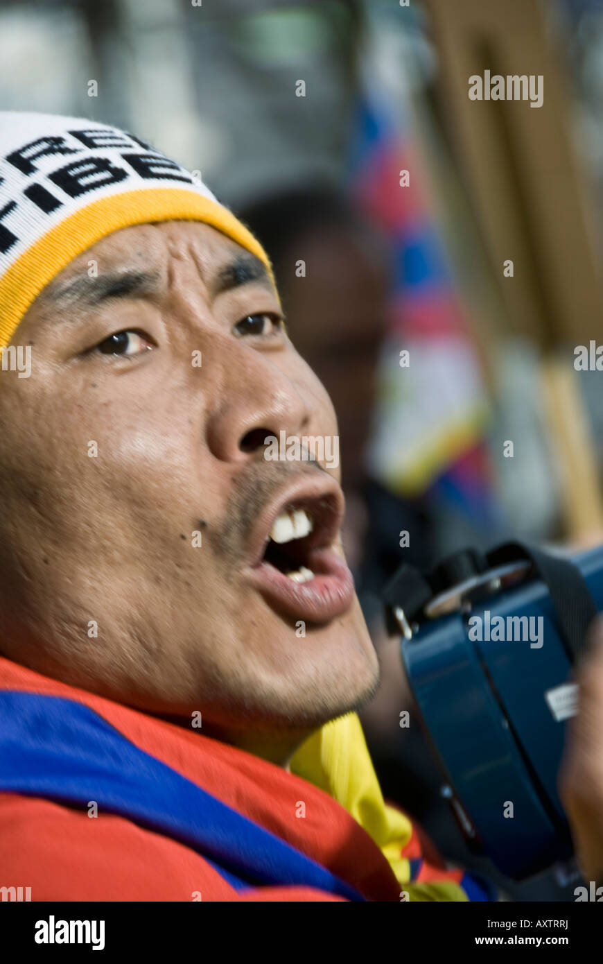 tibet Menschen Paris FRANKREICH, Tibet Unabhängigkeitsdemonstration von tibetischen Einwanderern "Tag für Tibet" , Portrait des Mannes brüllend Stockfoto