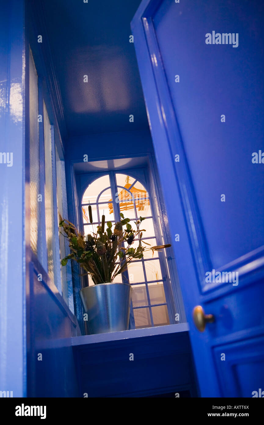 blaue Tür offenbart Schrank und Kleiderbügel Stockfoto