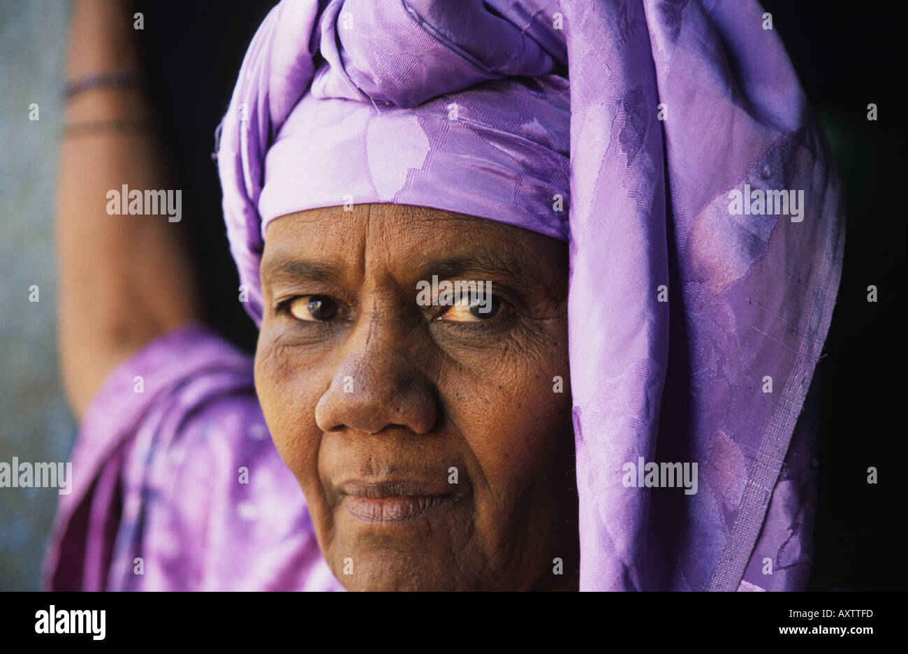Porträt einer afrikanischen Frau Kopftuch traditionelle, Bamako, Mali, Westafrika Stockfoto