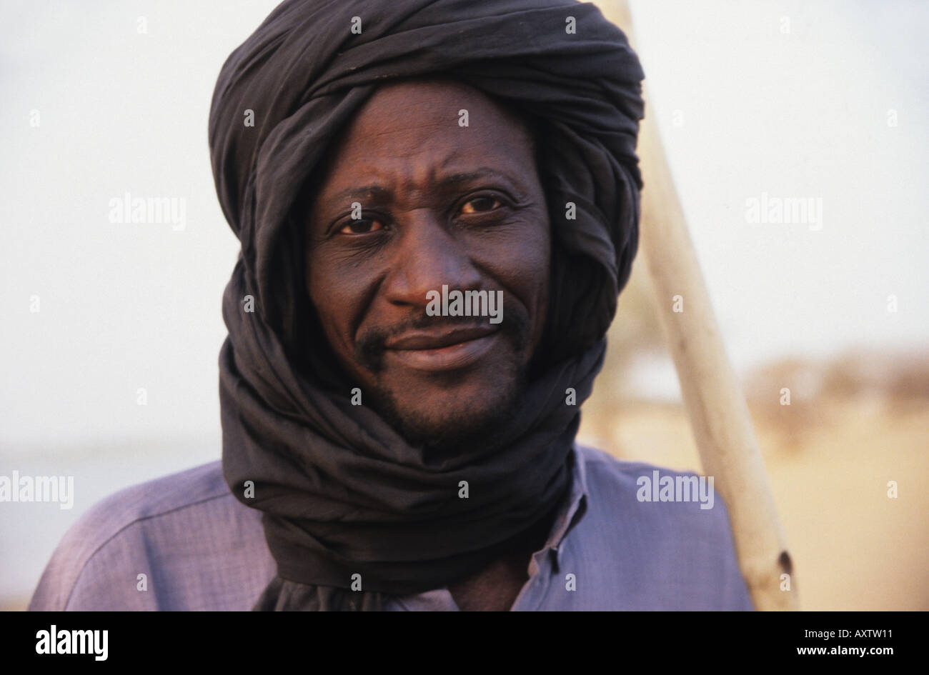 Porträt des Schiffers auf der Fähre auf dem Fluss Niger, Gao, Nord-Mali, Westafrika Stockfoto