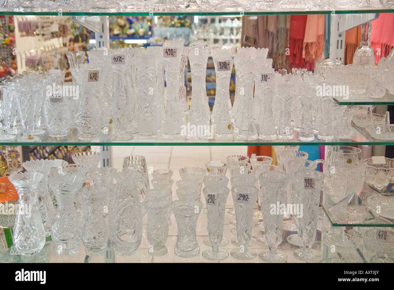 Böhmisches Glas Souvenirs in einem Schaufenster in Prag, Mittelböhmen, Tschechien. Stockfoto