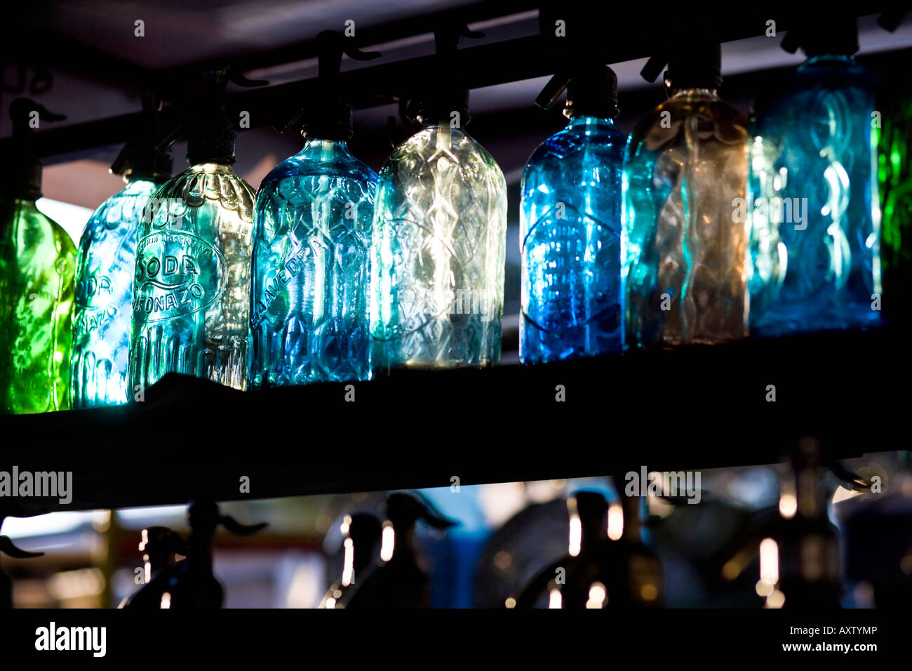 Reihe von Soda-Siphon-Flaschen im Buenos Aires Antiquitäten Markt auf dem Platz Plaza Dorrego in San Telmo. Stockfoto