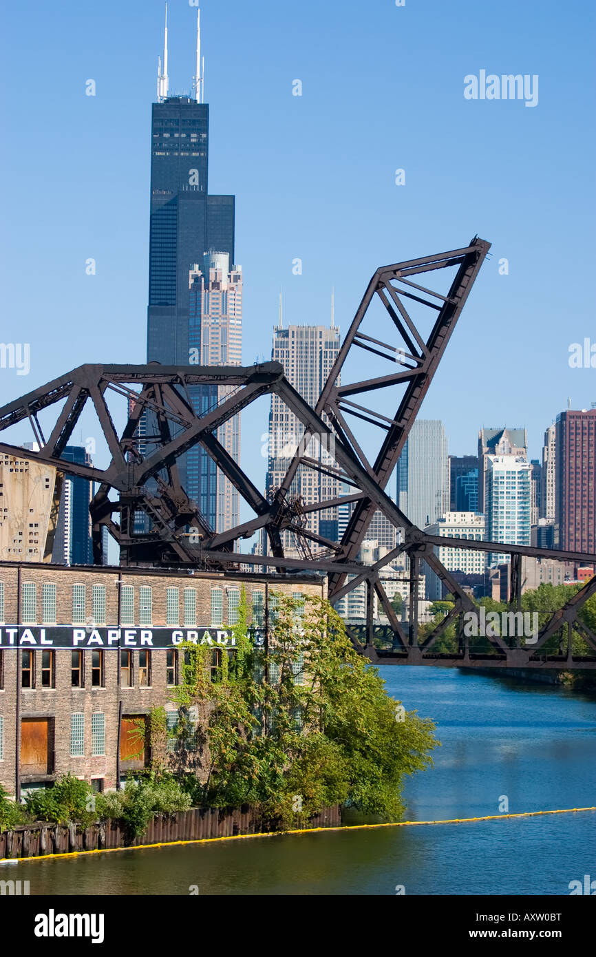 Die Skyline von Chicago steigt über eine Eisenbahnbrücke an der Südseite der Stadt. Stockfoto