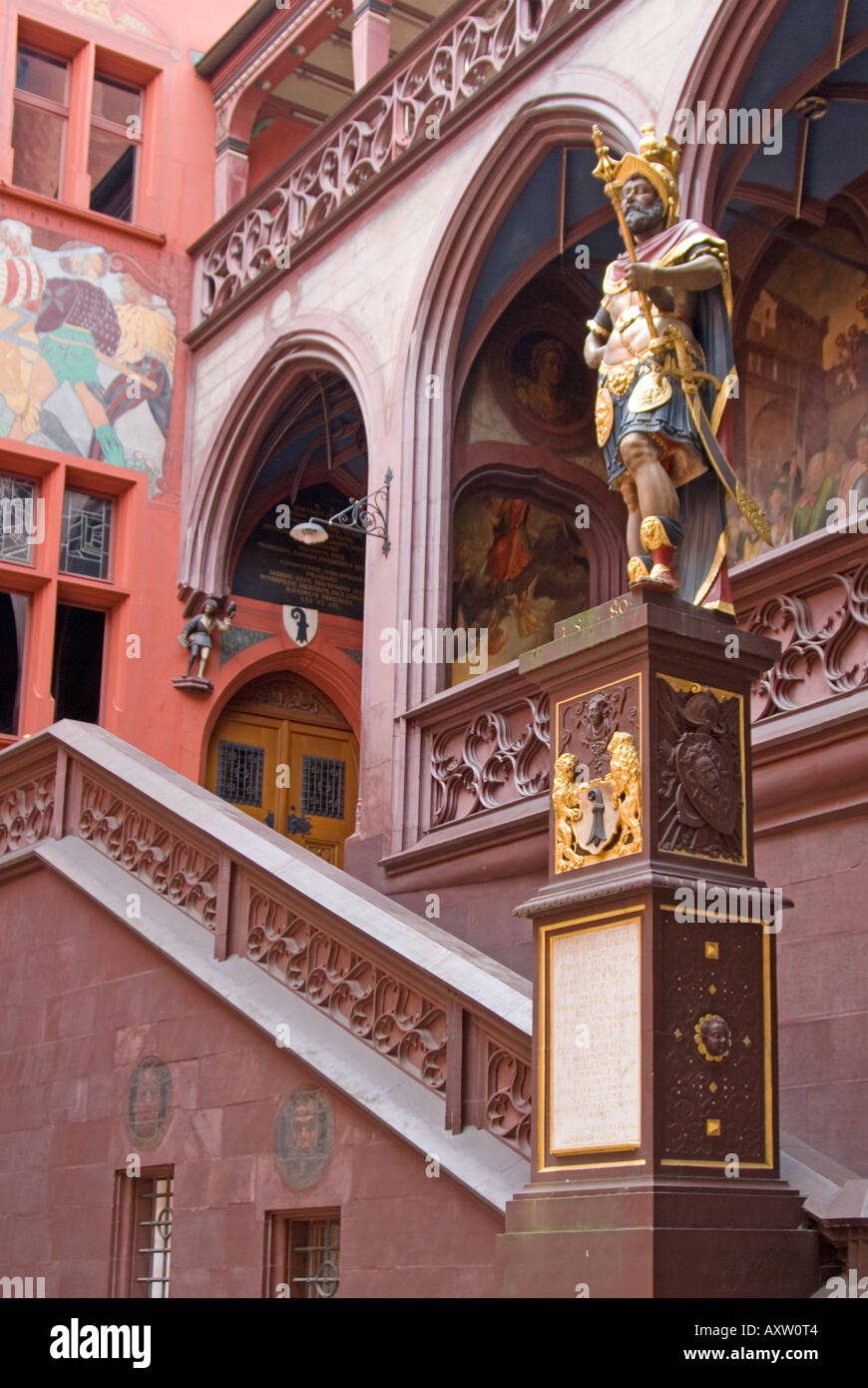 Basel, Schweiz. Treppe und Statue im Innenhof des Rathauses (Rathaus) im  Marktplatz (Marktplatz Stockfotografie - Alamy