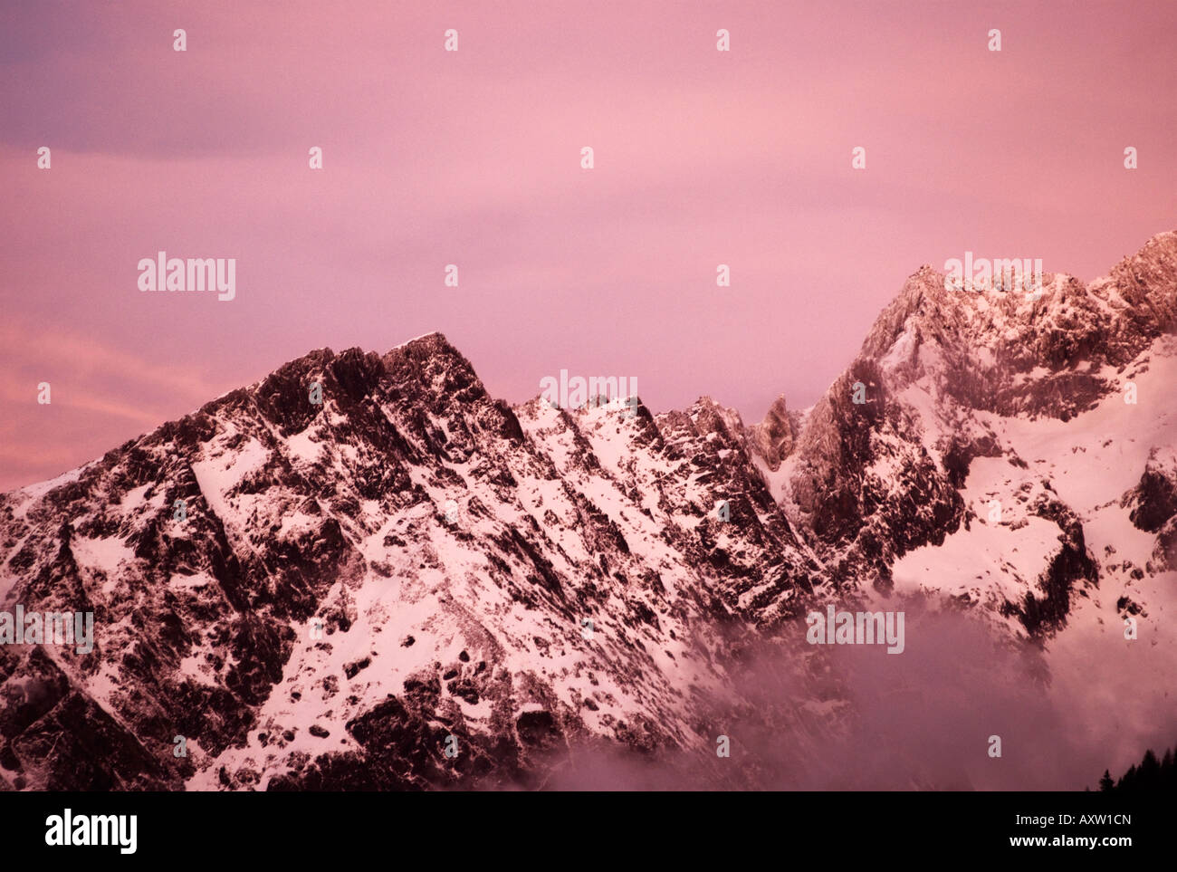 Letzten Strahlen der Abendsonne mit spektakulären rosa Wolken schließen über schneebedeckten Gipfel des Grands Montets, Chamonix-Mont-Blanc Stockfoto