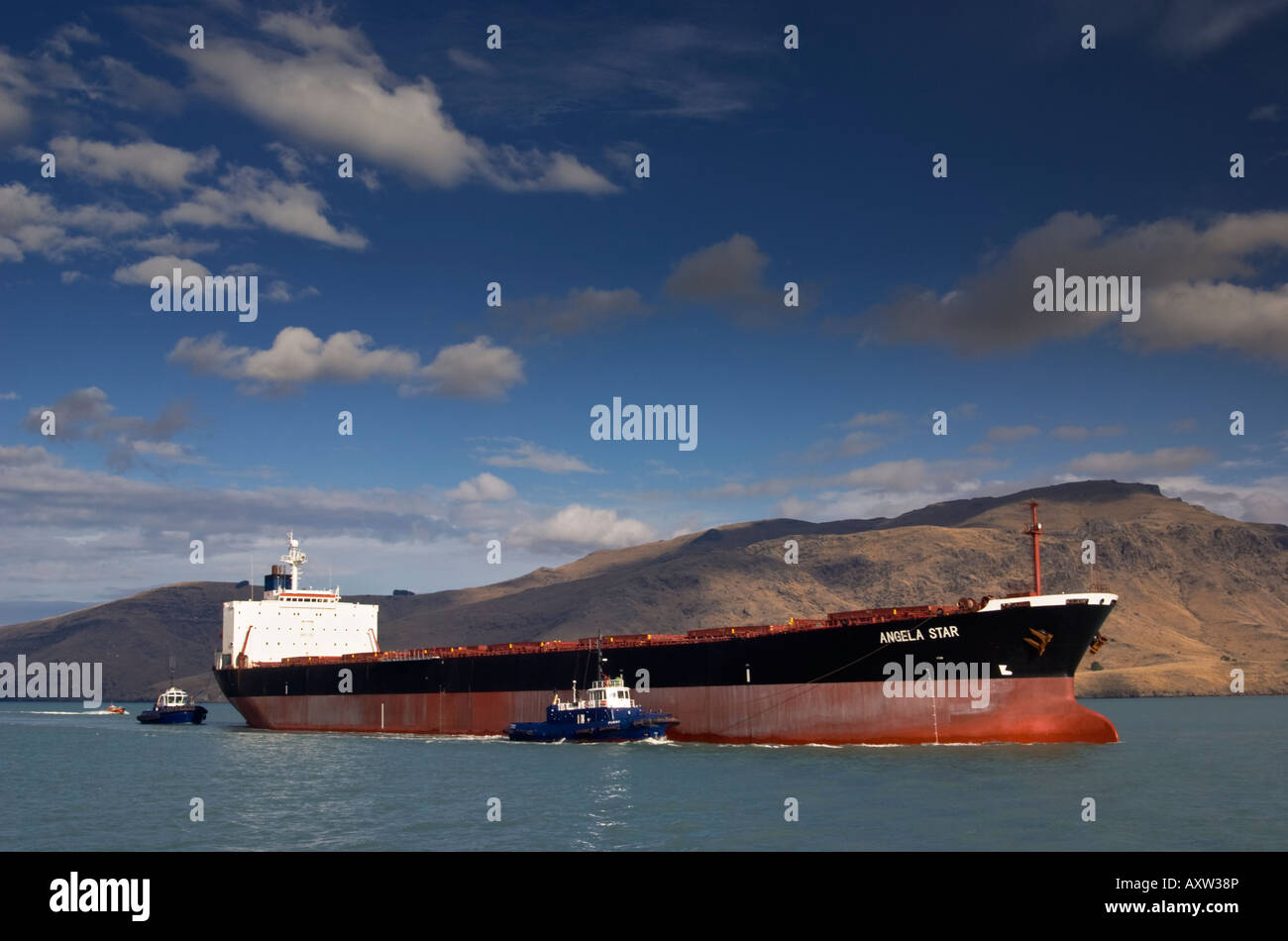 Eine leere Massengutfrachter kommt im Hafen, eine volle Ladung Kohle zu laden Stockfoto