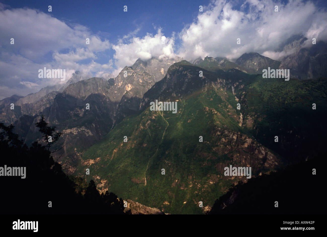 10. August 2006 - Jade Dragon Snow Mountain (5596 m) am Tigersprung-Schlucht in der chinesischen Provinz Yunnan. Stockfoto