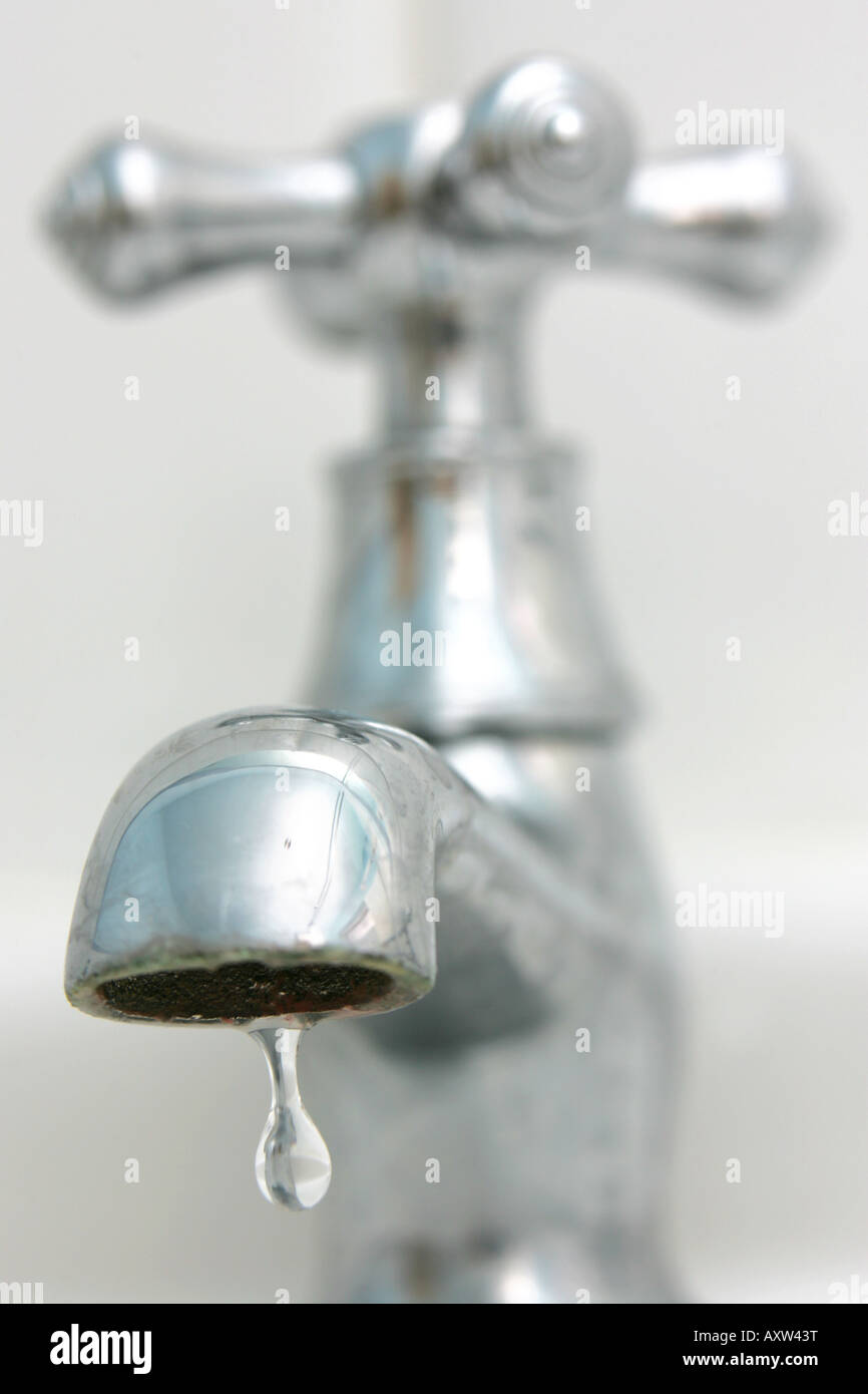 Einen tropfenden Wasserhahn. Stockfoto