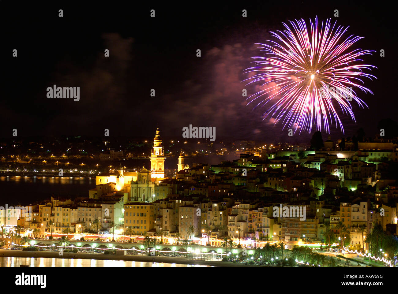 Feuerwerk in der Nacht, Menton, Alpes Maritimes, Provence, Cote d ' Azur, Côte d ' Azur, Frankreich, Mittelmeer, Europa Stockfoto