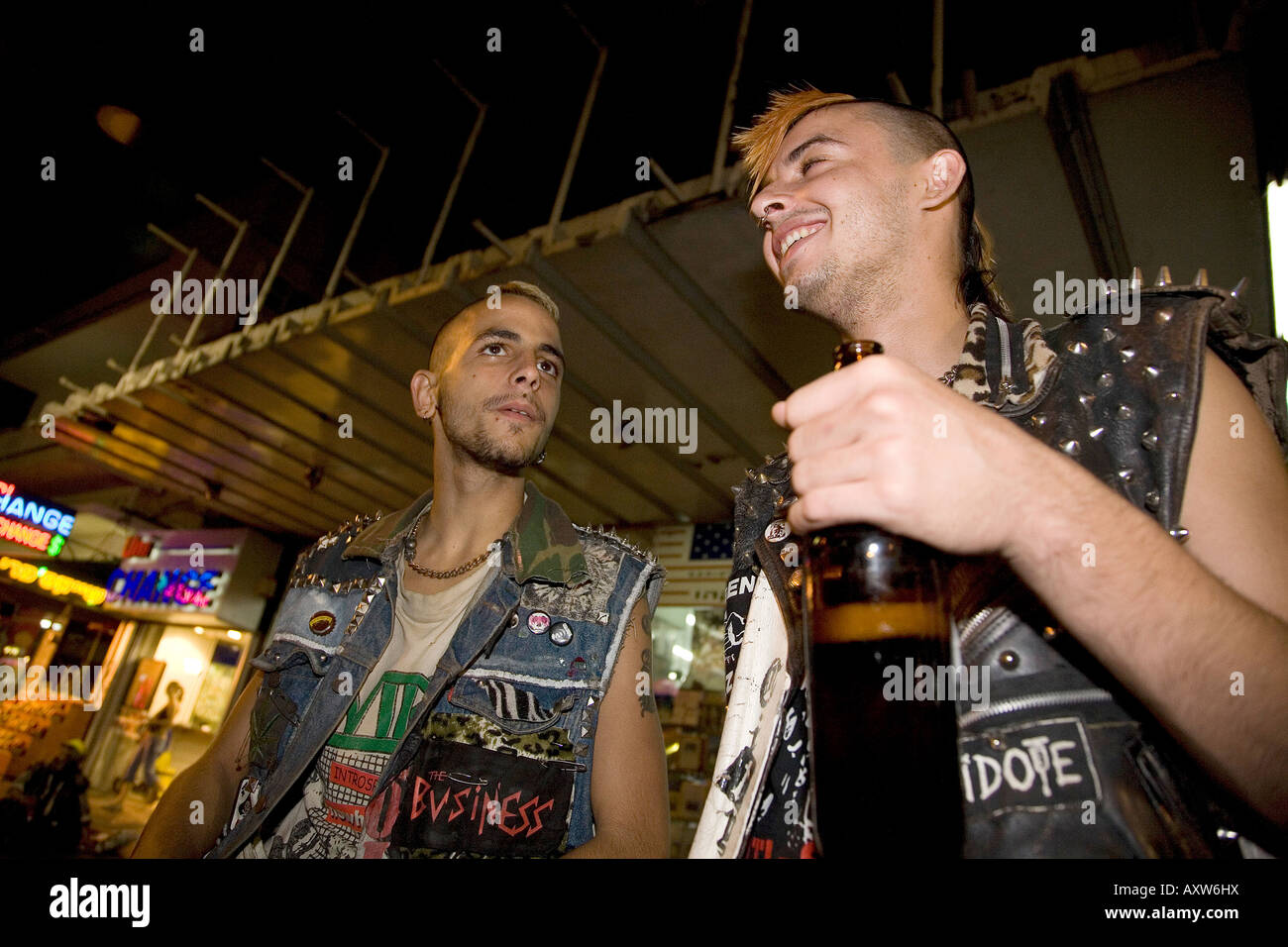 Zwei Punk-jungen trinken auf der Straße, Tel Aviv Israel 2007 Stockfoto