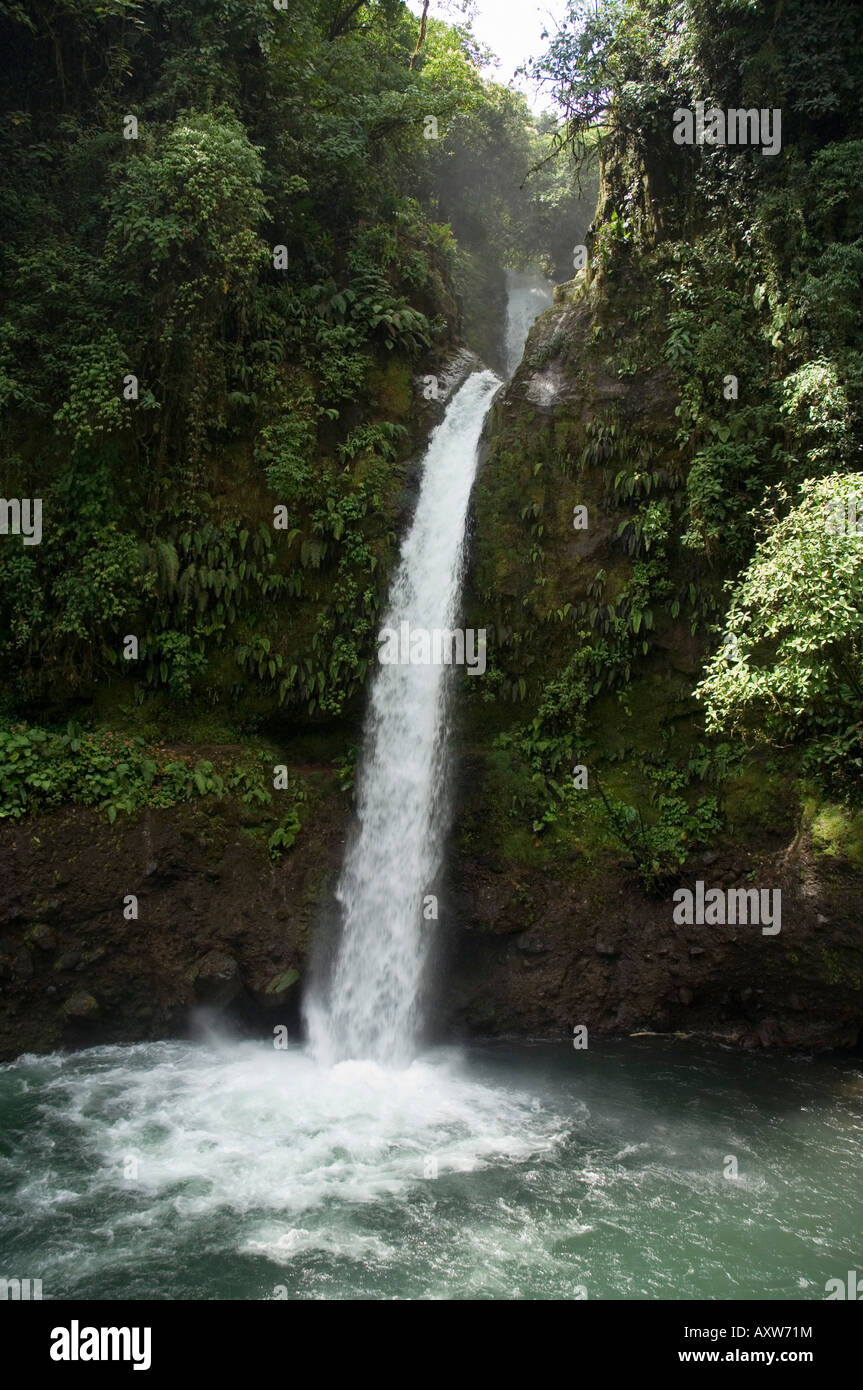 Der Frieden-Wasserfall auf der Piste von Poas Vulkan in Costa Rica Stockfoto