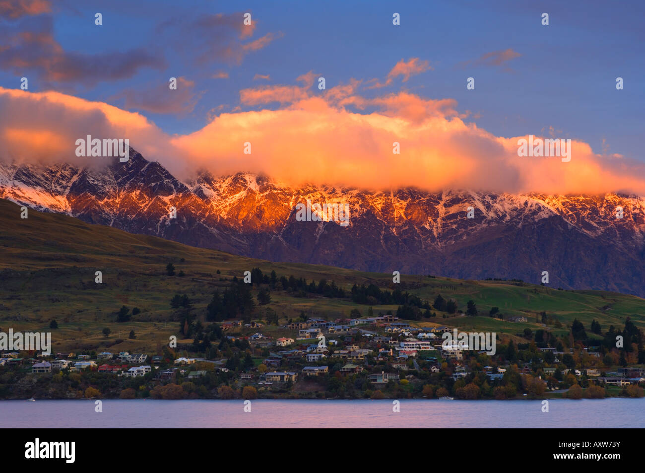 Queenstown und die Remarkables, Central Otago, Südinsel, Neuseeland, Pazifik Stockfoto