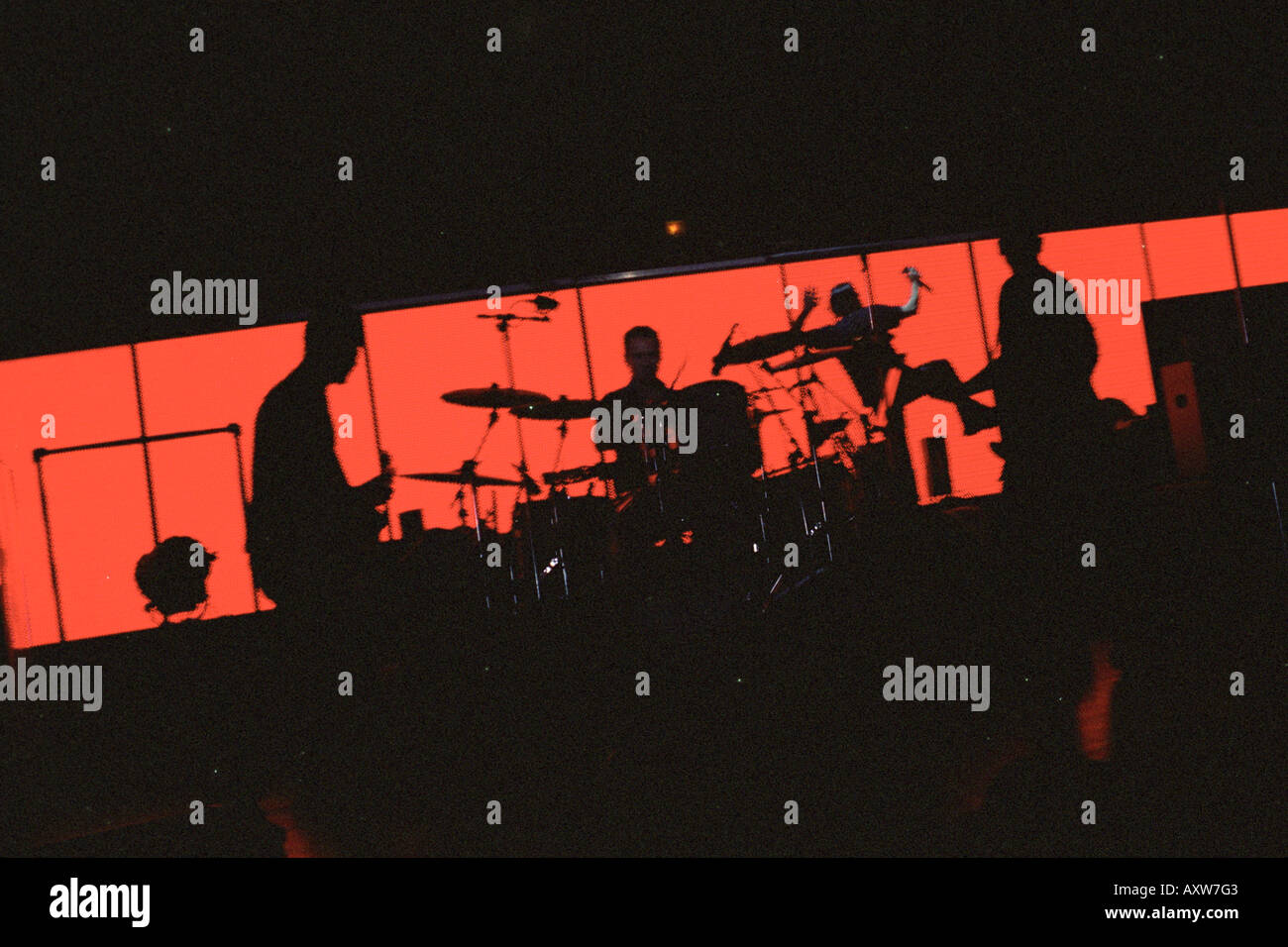 Edge, Larry, Bono und Adam von U2 Silhouette auf der Bühne live Stockfoto
