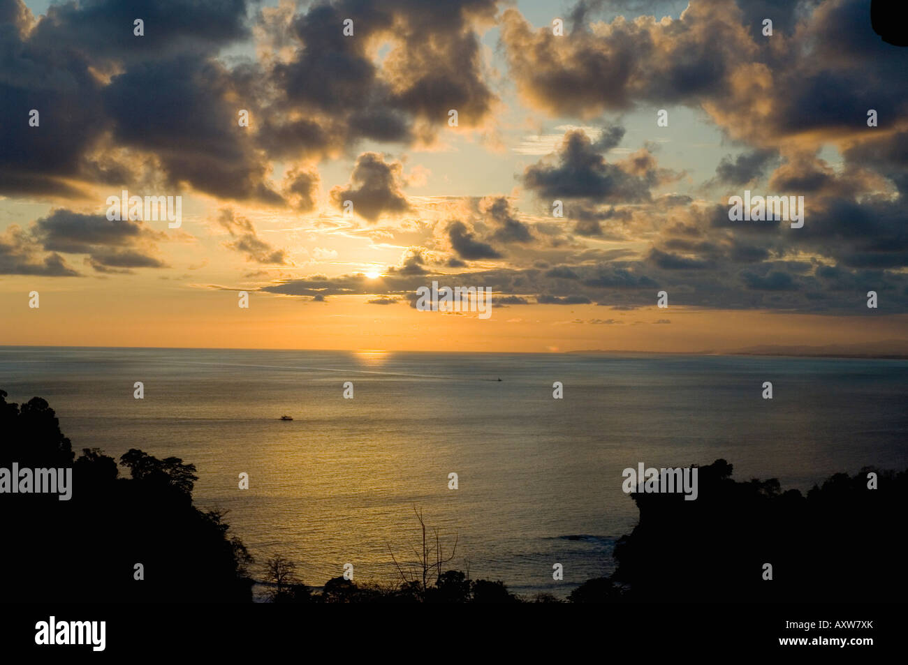 Sonnenuntergang über dem Pazifik in der Nähe von Manuel Antonio, Costa Rica Stockfoto