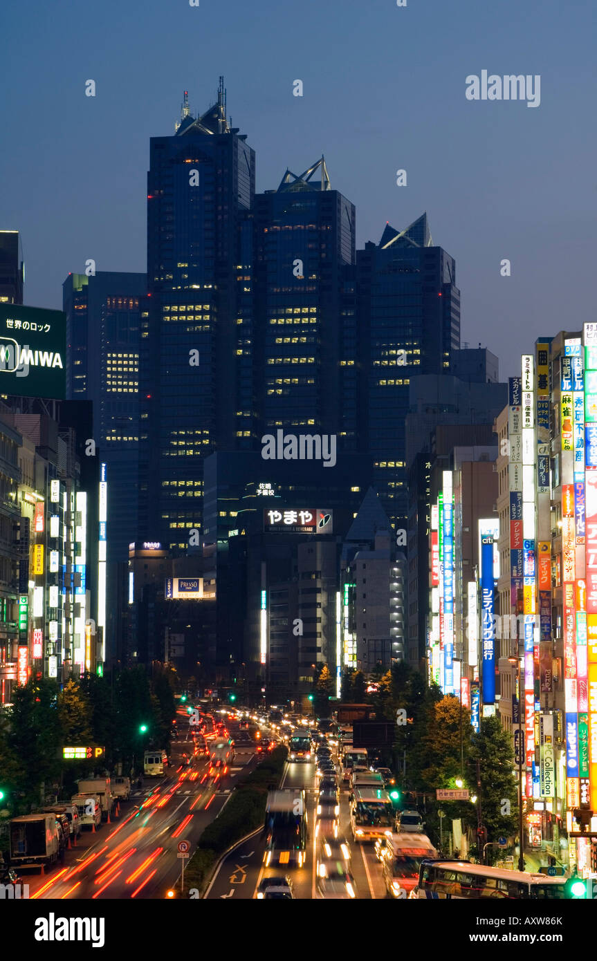 Das Park Hyatt Hotel, Lage des dem Film Lost in Translation und dichten Verkehr in der Nacht, Shinjuku, Tokio, Japan, Asien Stockfoto