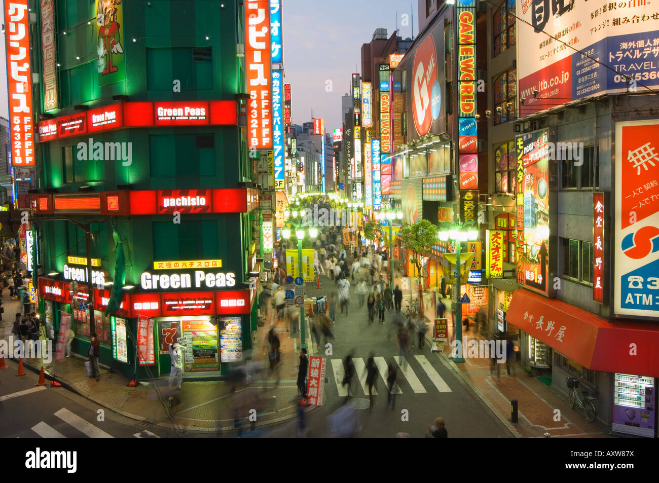 Belebten Straßen und Leuchtreklamen am Abend in Shinjuku Station, Shinjuku, Tokio, Japan, Asien Stockfoto